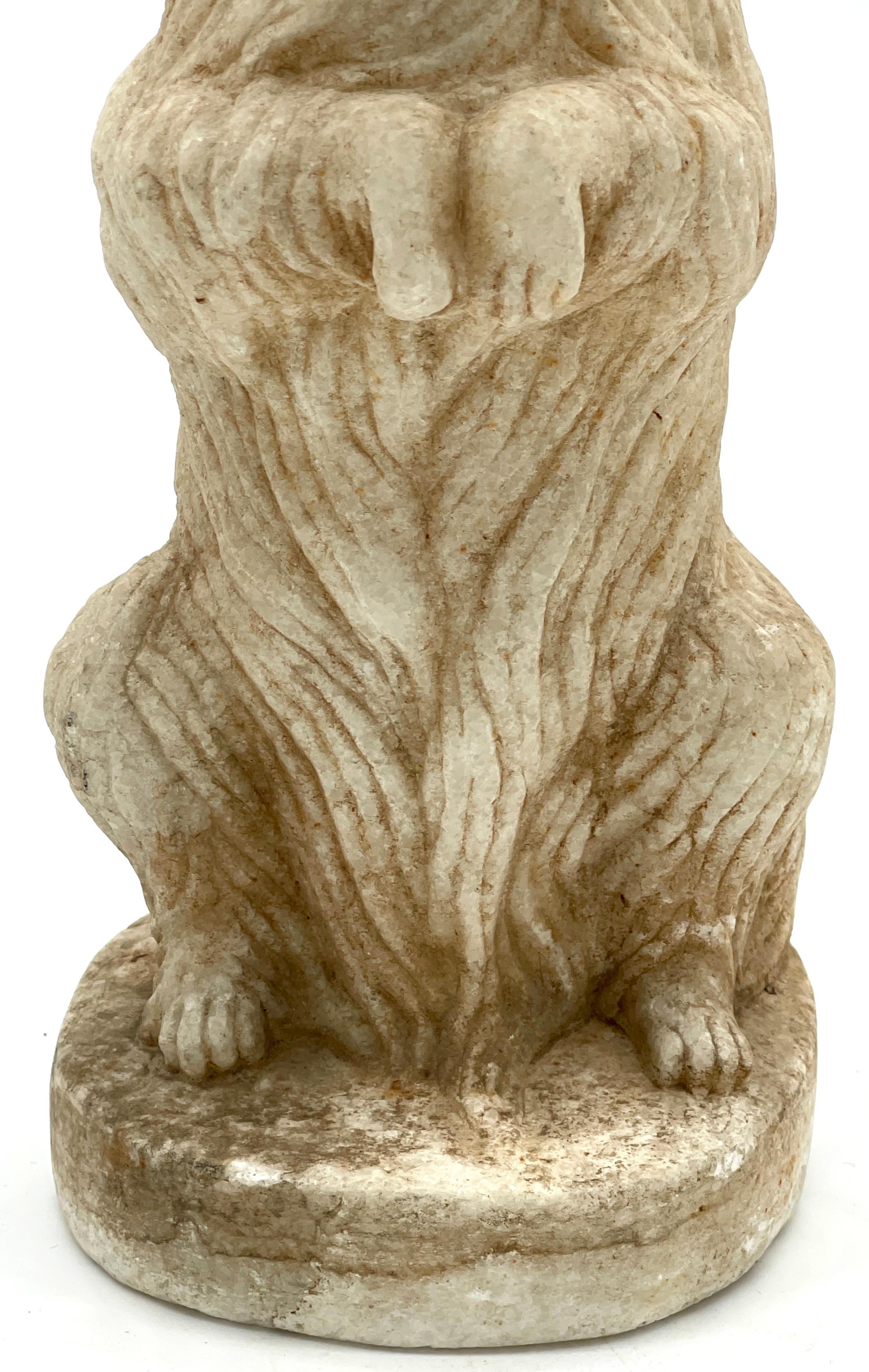 Anglo-indische Regency-Skulptur eines sitzenden langen Haar Terriers aus geschnitztem Marmor im Regency-Stil  (Handgeschnitzt) im Angebot