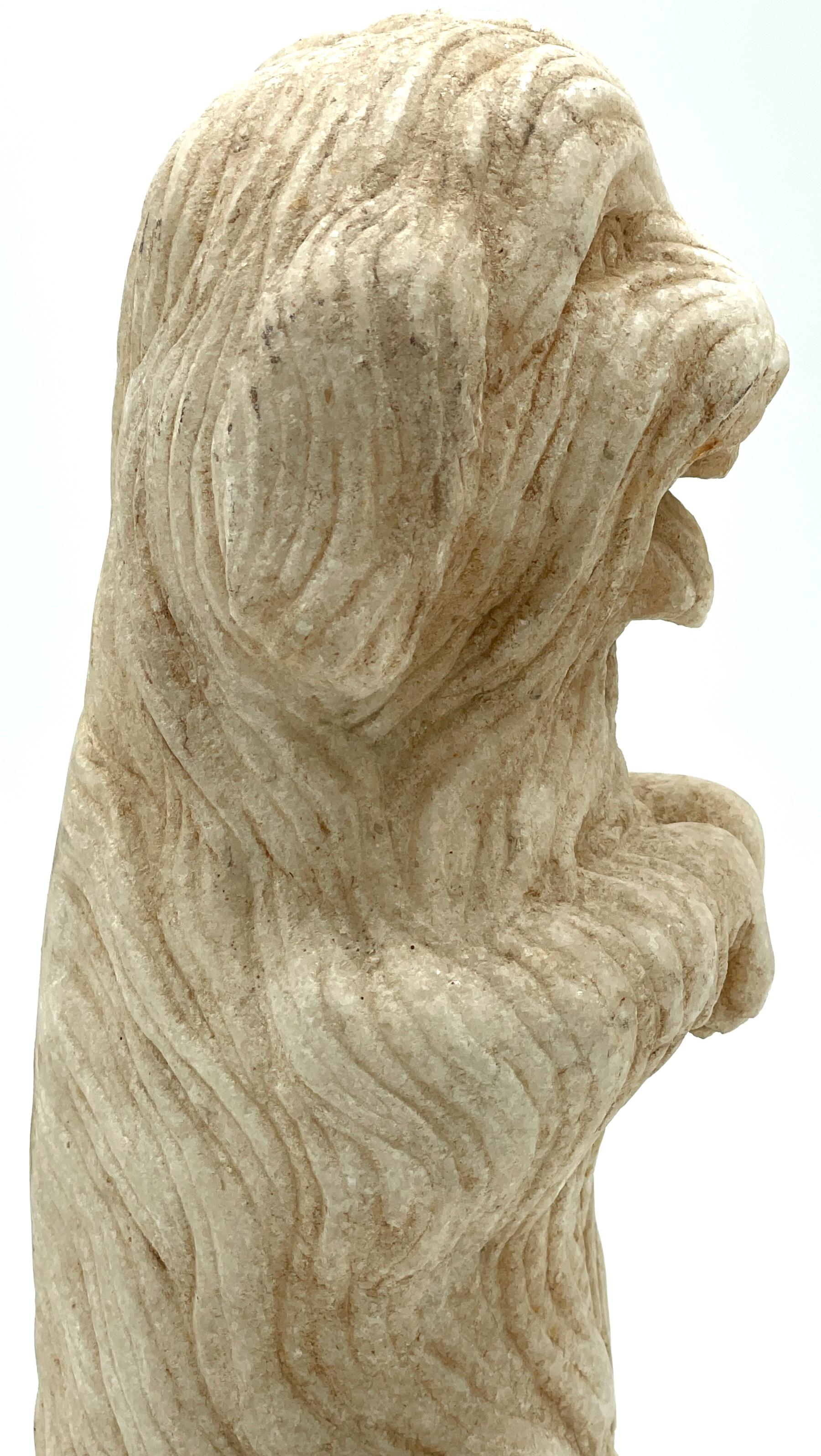 Sculpté à la main Sculpture en marbre sculpté de style Régence anglo-indienne représentant un terrier assis à longs cheveux  en vente