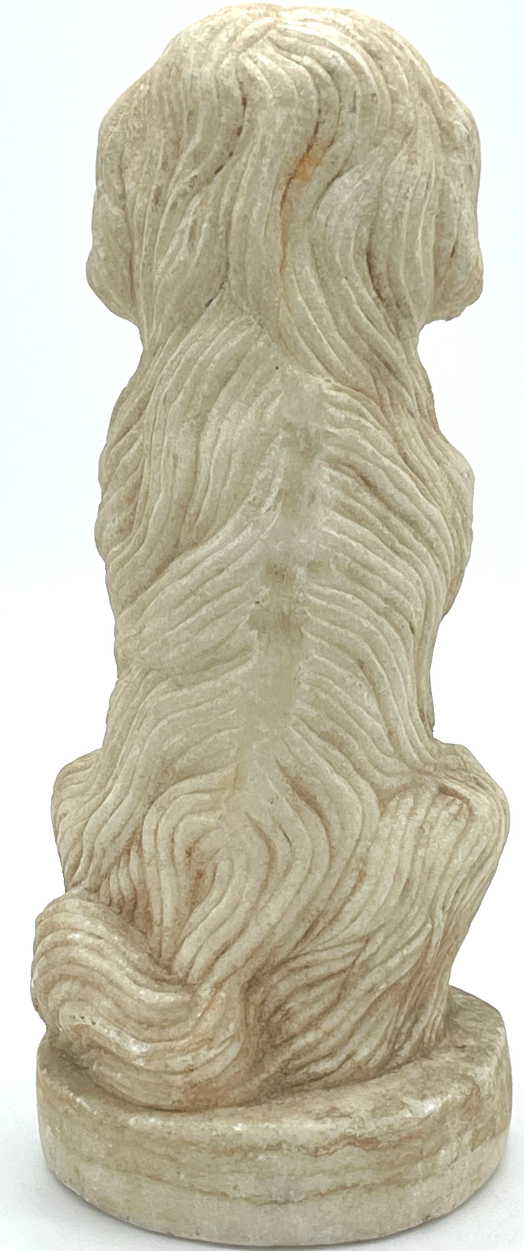 Anglo-indische Regency-Skulptur eines sitzenden langen Haar Terriers aus geschnitztem Marmor im Regency-Stil  (19. Jahrhundert) im Angebot