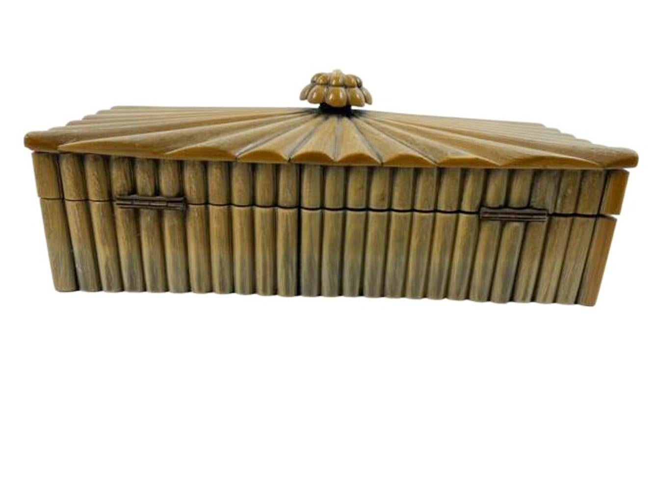 Anglo Raj Boîte anglo-indienne en corne nervurée avec intérieur en bois de santal  en vente