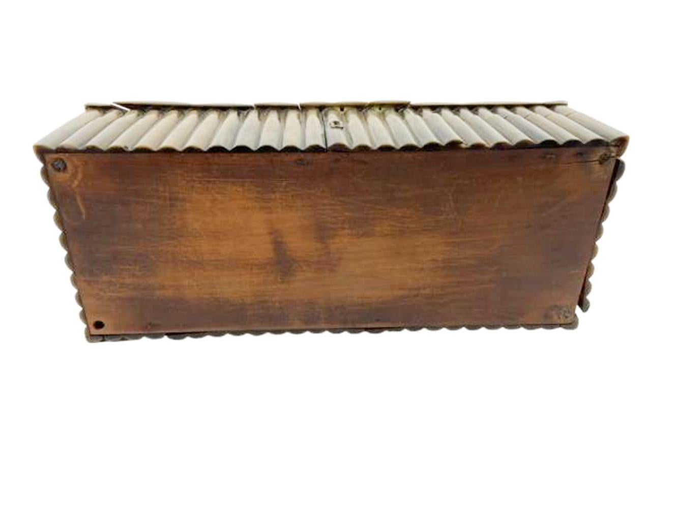 Boîte anglo-indienne en corne nervurée avec intérieur en bois de santal  en vente 1
