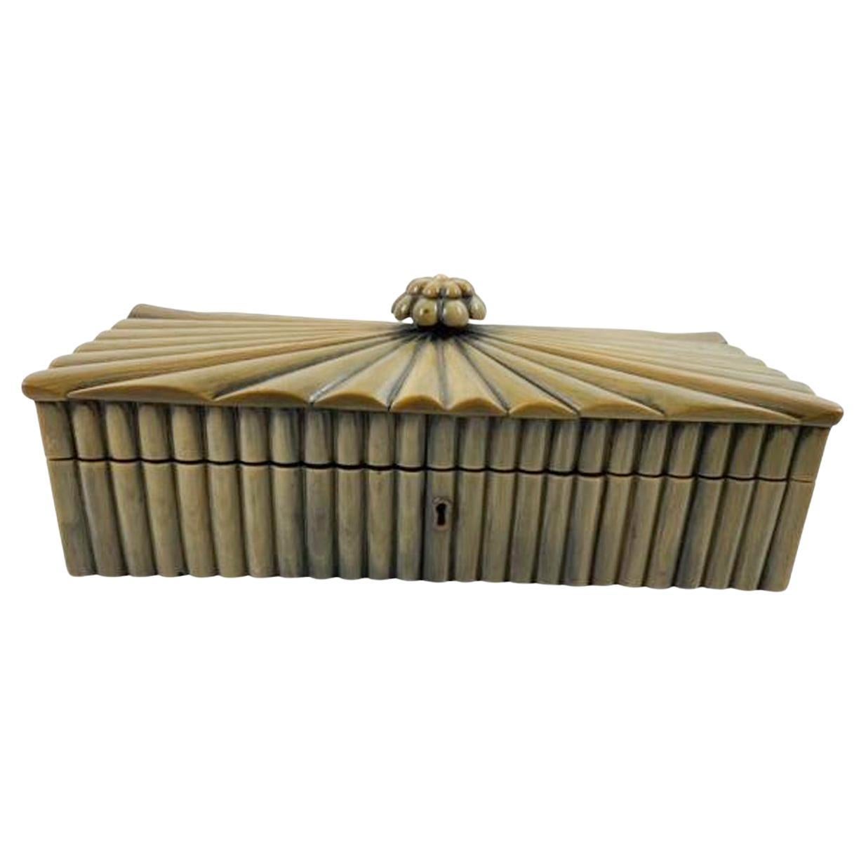 Caja angloindia de cuerno acanalado con interior de madera de sándalo