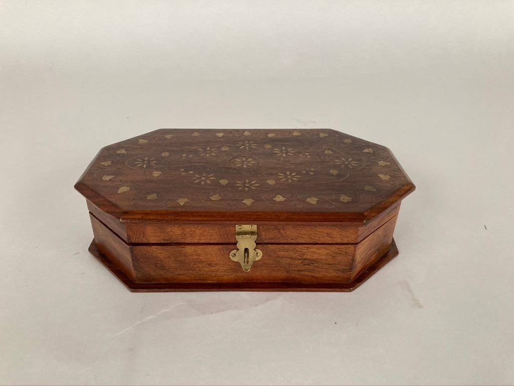 Anglo-Indian Rosewood Box with Brass Inlay 7
