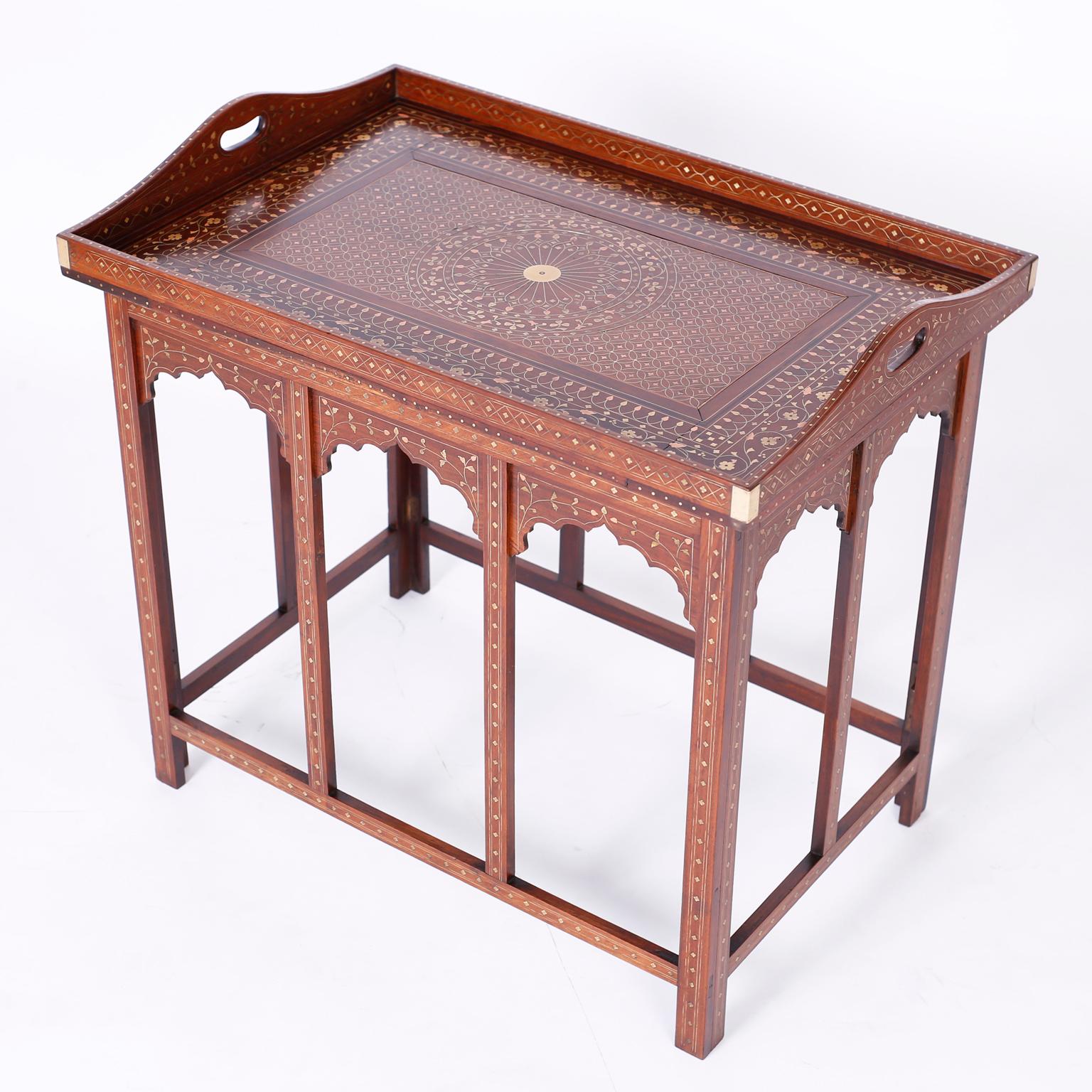 Tabletttisch aus anglo-indischem Rosenholz mit Intarsien (Britisch Kolonial) im Angebot