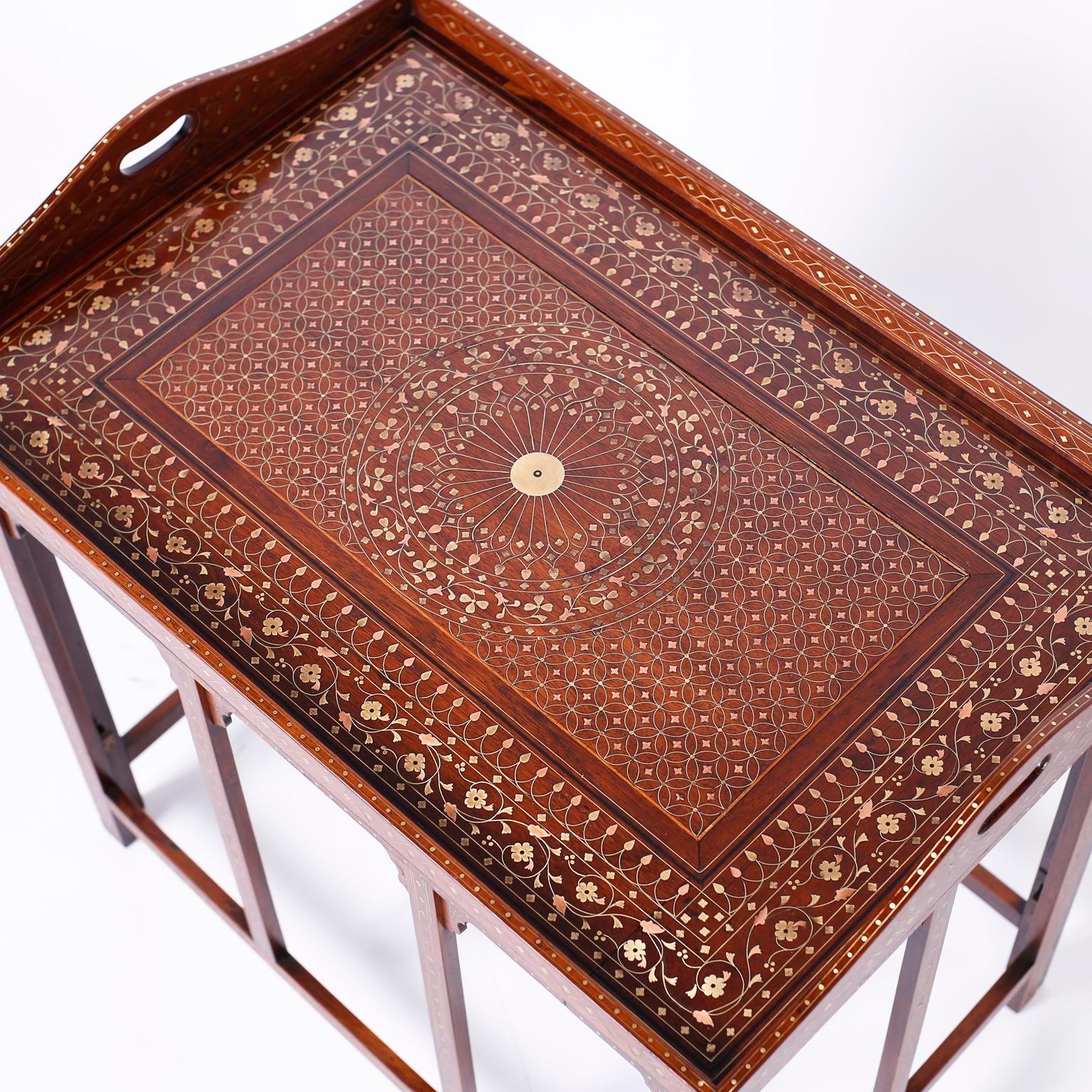 Tabletttisch aus anglo-indischem Rosenholz mit Intarsien (Indisch) im Angebot