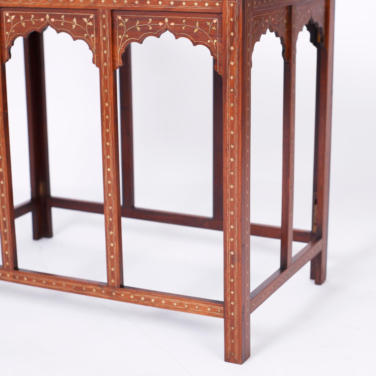 Tabletttisch aus anglo-indischem Rosenholz mit Intarsien (20. Jahrhundert) im Angebot