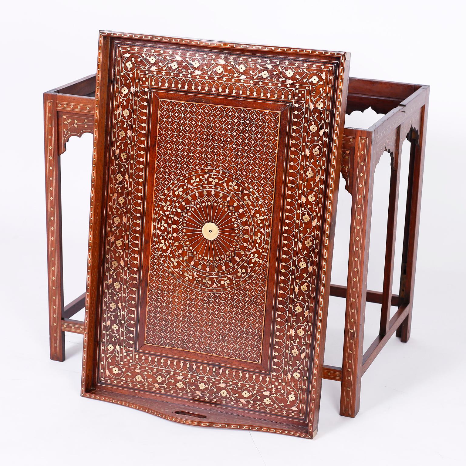 Tabletttisch aus anglo-indischem Rosenholz mit Intarsien im Angebot 2