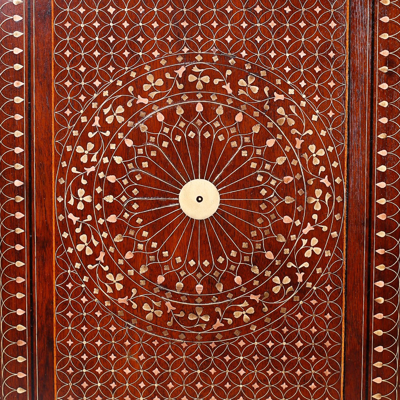 Tabletttisch aus anglo-indischem Rosenholz mit Intarsien im Angebot 3
