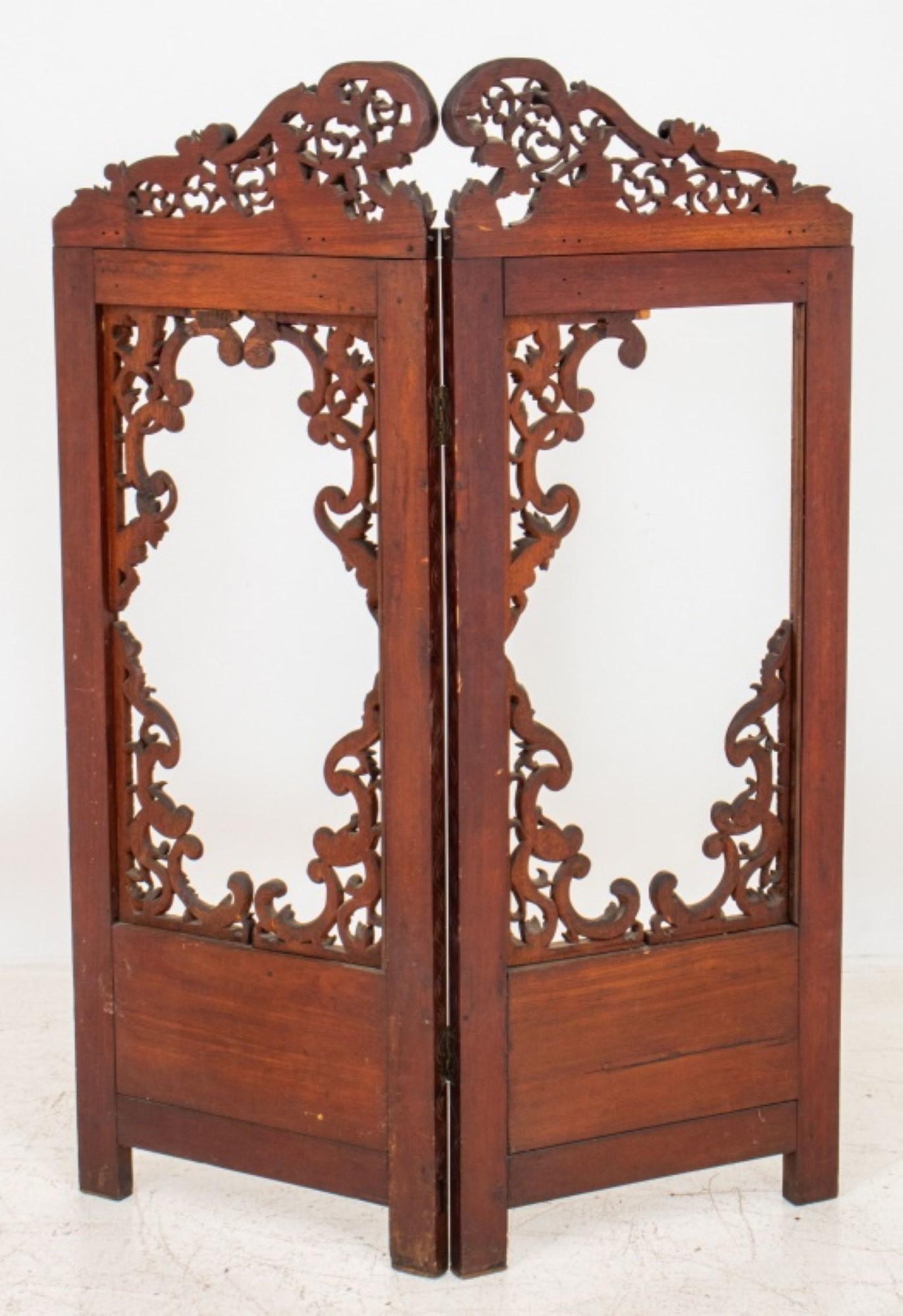  Indo-Portuguese rosewood two-panel screen, potentially originating from Goa, India. Here's a breakdown of its key features:

Origin: Indo-Portuguese (combining Indian and Portuguese influences)
Material: Rosewood
Structure: Two-panel