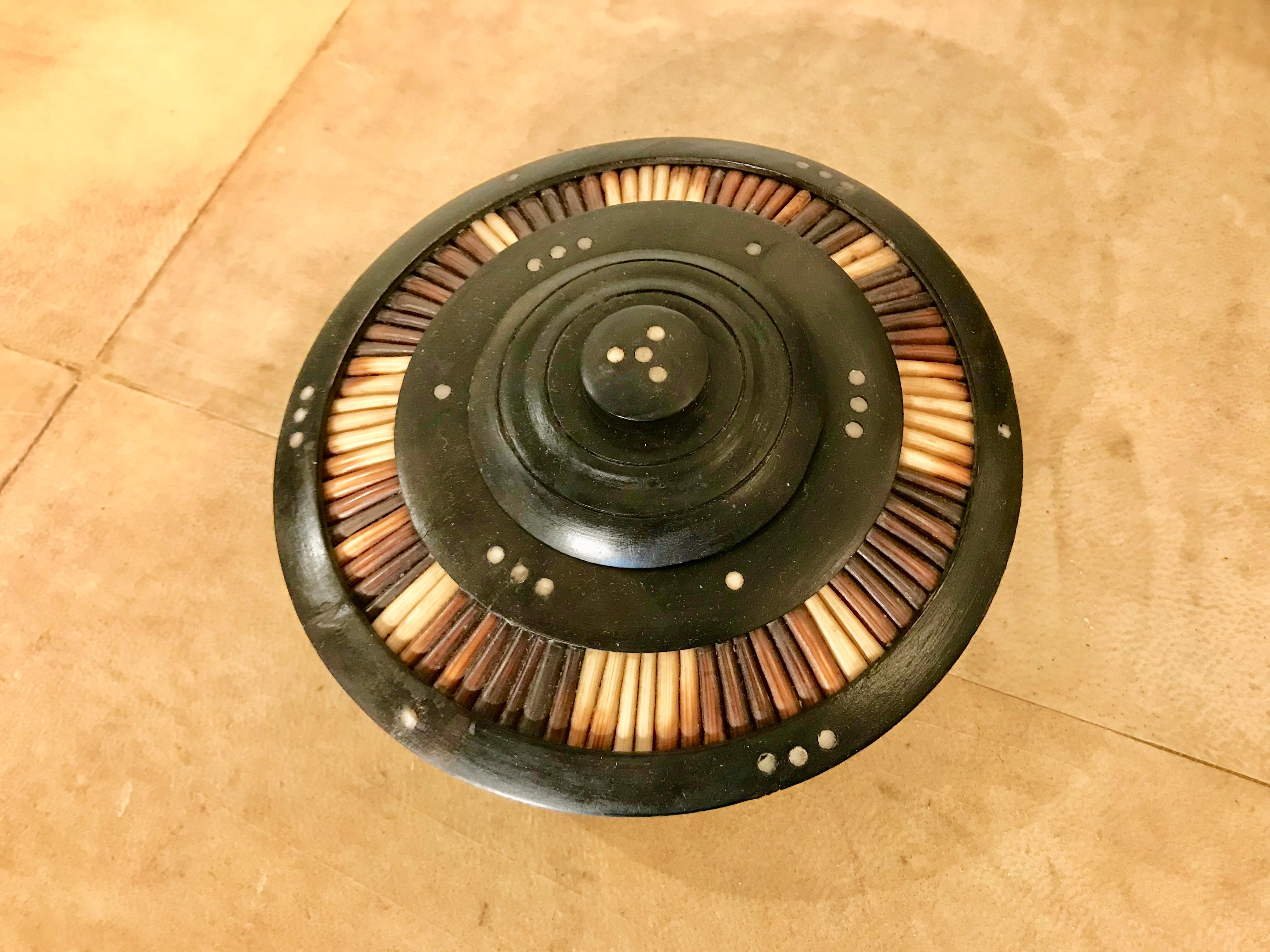 Anglo-Indian Round Lidded Porcupine Quill Box In Excellent Condition In Stamford, CT