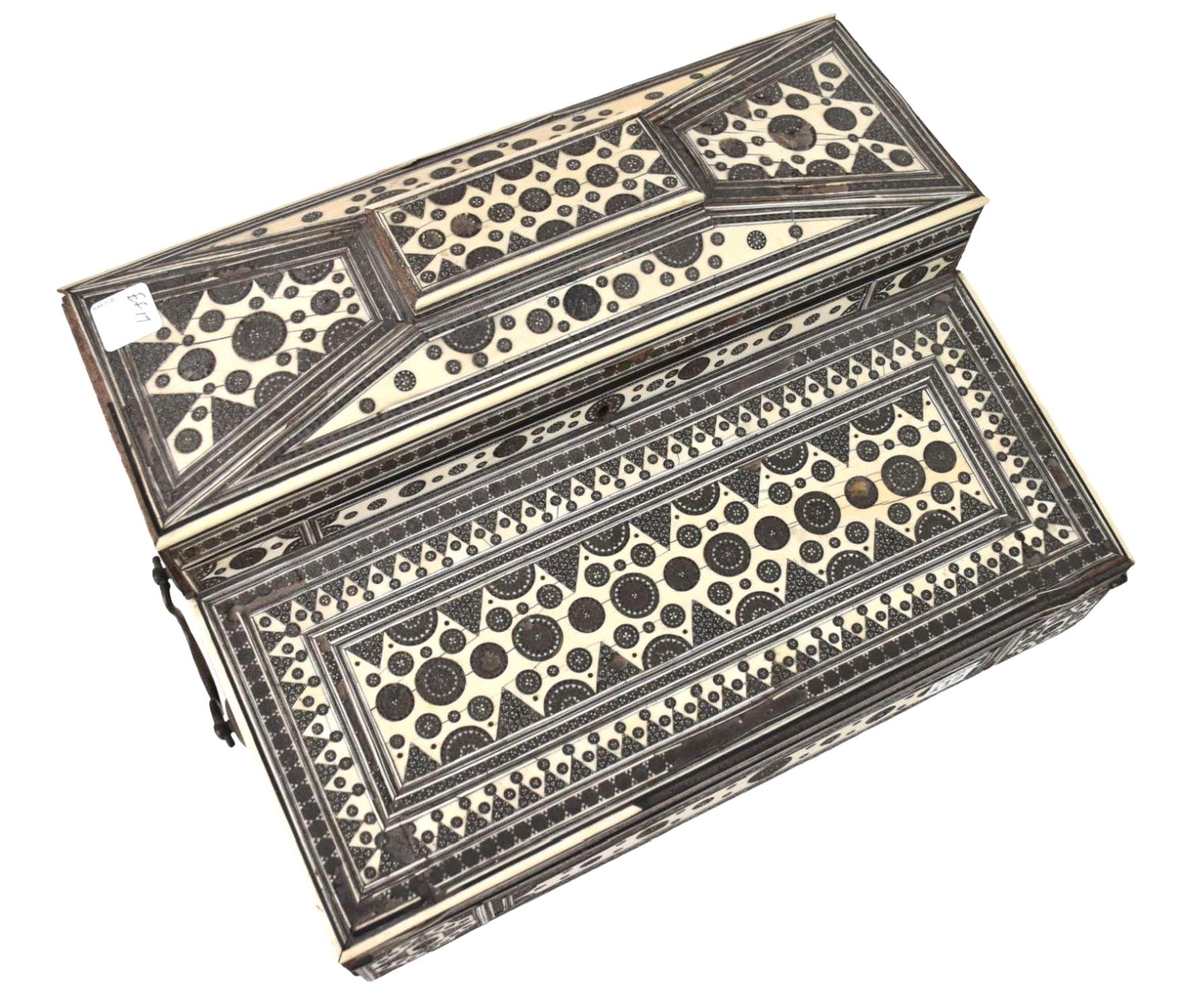 Scrivania anglo-indiana del XIX secolo con intarsio in osso e interni attrezzati. L'esterno ha un design geometrico. L'interno è dotato di diversi scomparti e si trasforma in una scrivania con fodera in velluto blu. Maniglie in ottone ai lati,