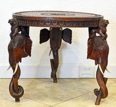 Table d'appoint anglo-indienne sculptée en forme de tête d'éléphant et de lion