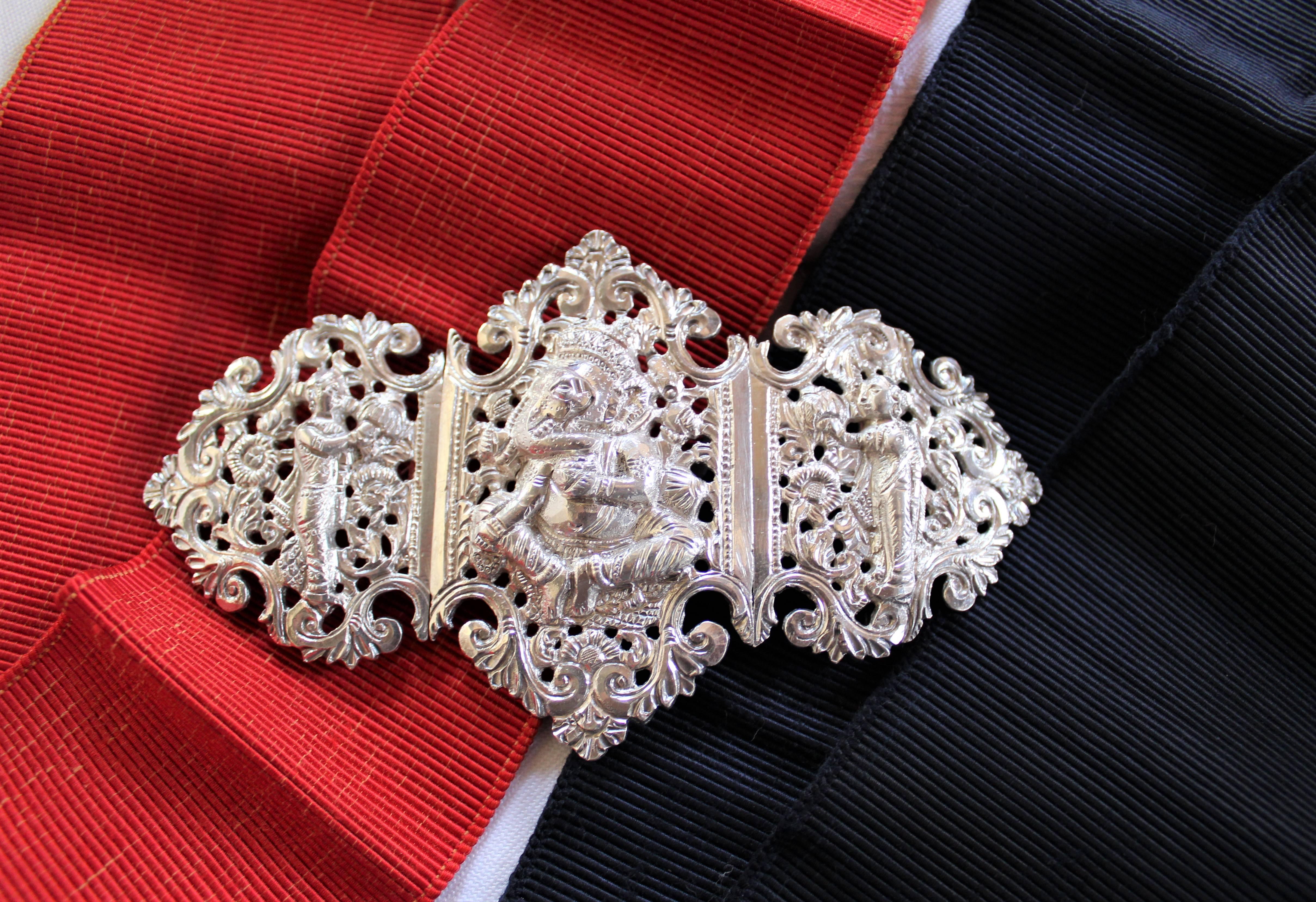 Anglo-indien Boucle de ceinture anglo-indienne en argent avec ceintures rouges et noires en vente