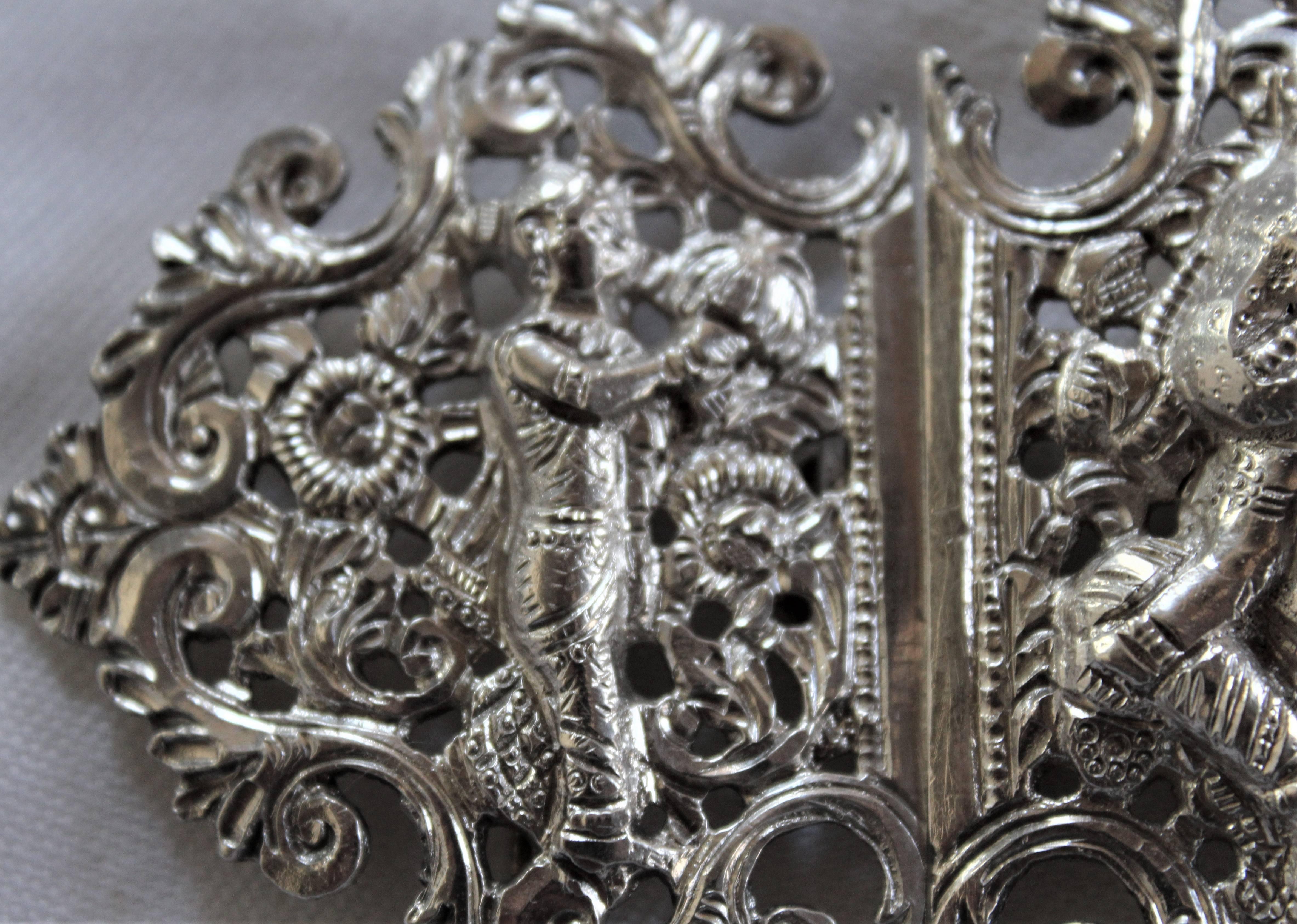 Anglo-Indian Silver Belt Buckle with Red and Black Belts In Good Condition For Sale In Hamilton, Ontario