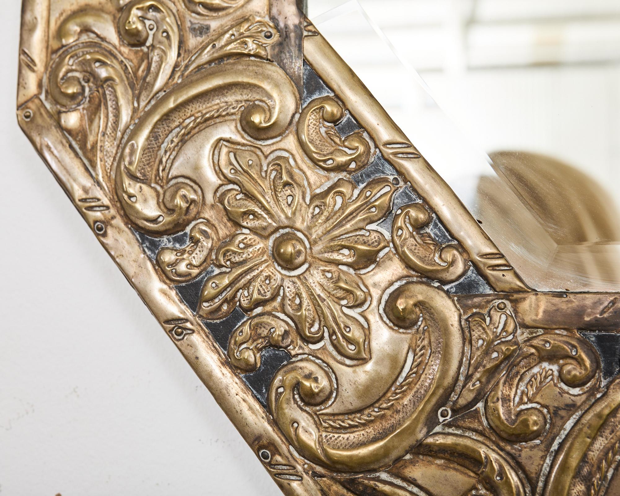 Miroir octogonal anglo-indien en métal argenté en vente 2