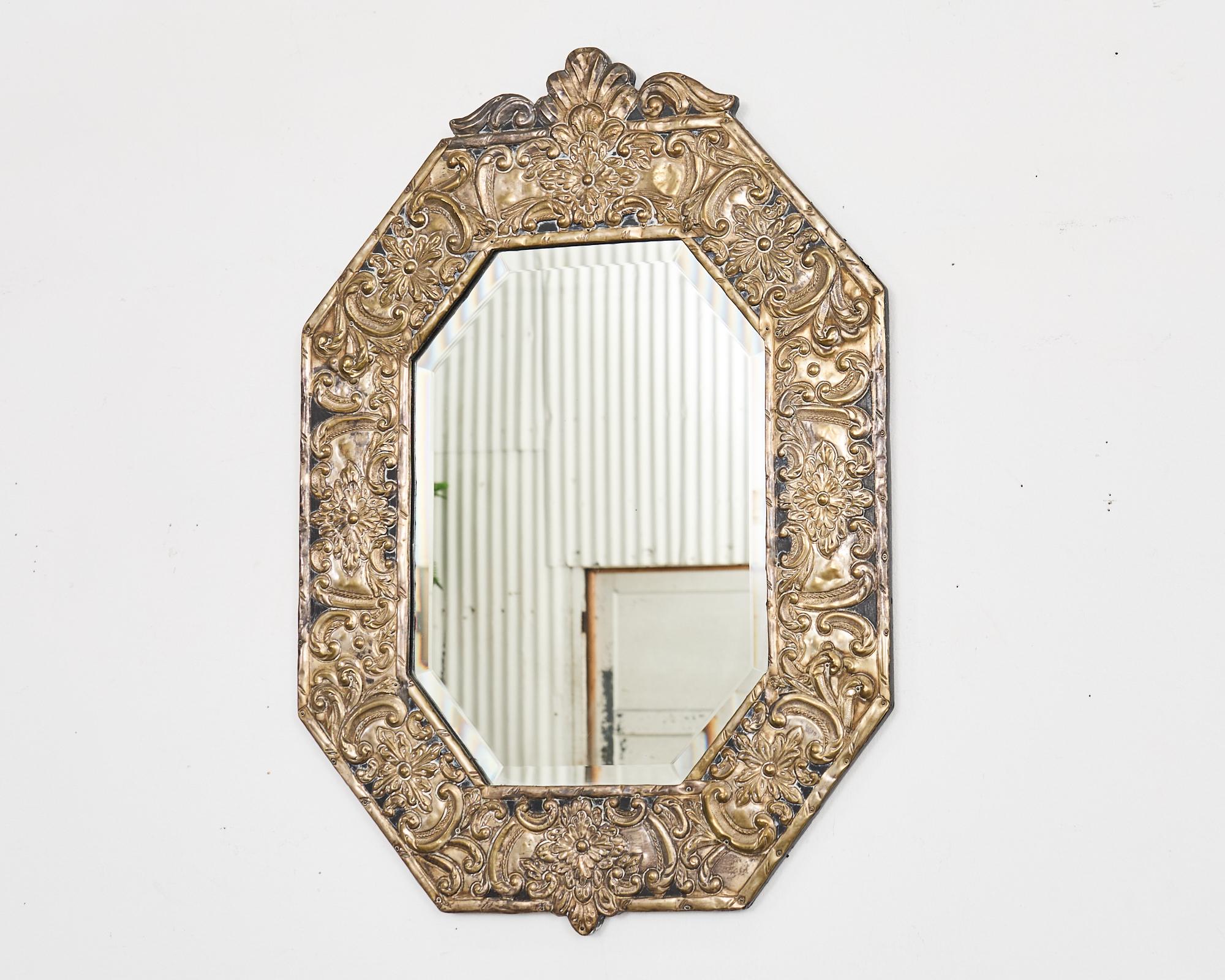 Anglo-indien Miroir octogonal anglo-indien en métal argenté en vente