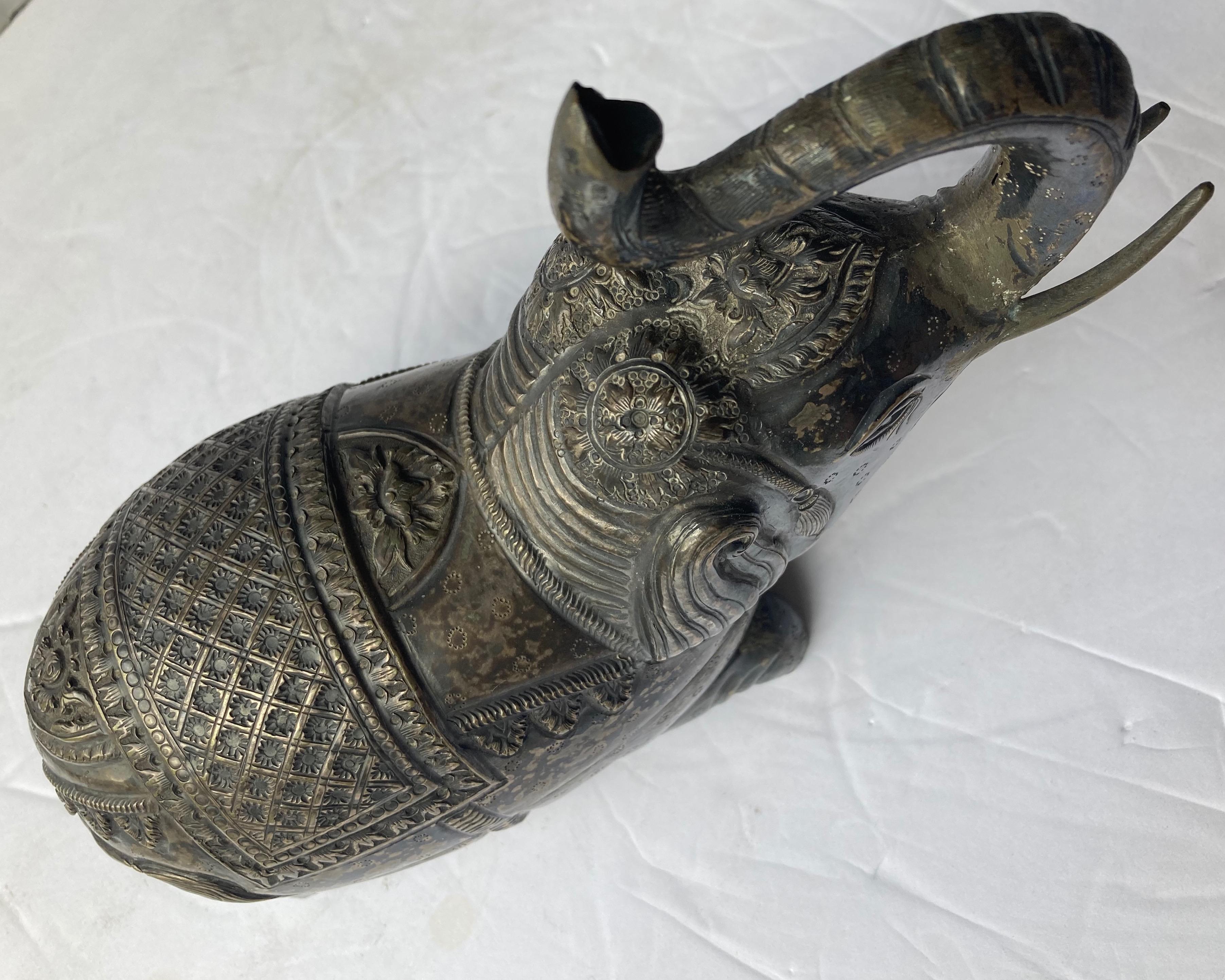 Fait main Éléphant en métal métallique argenté anglo-indien, coffret, sculpture en vente