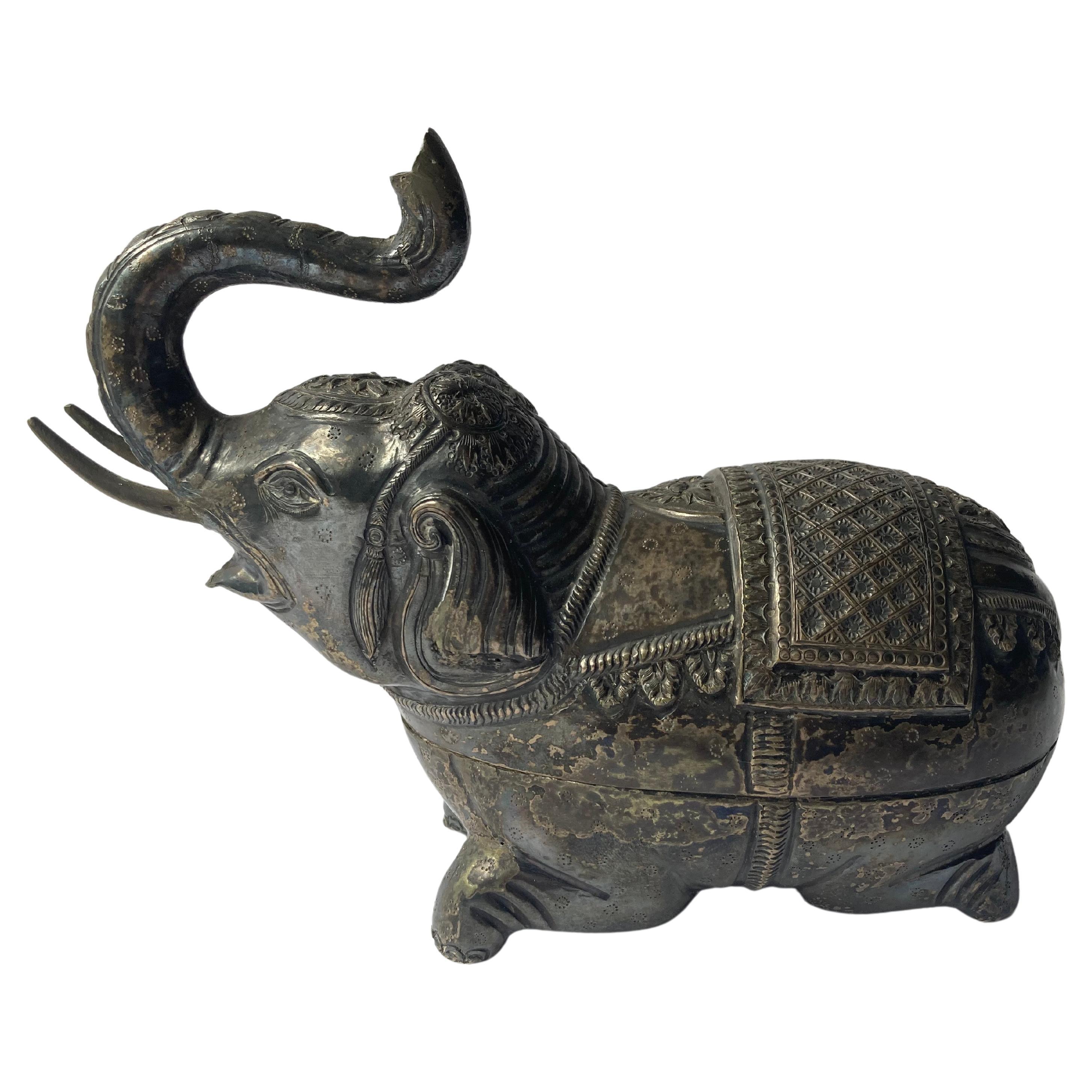 Silberblech-Skulptur eines elfenbeinfarbenen Elefanten aus Metall/Dreieck, in einer Schachtel, anglo-indisch im Angebot