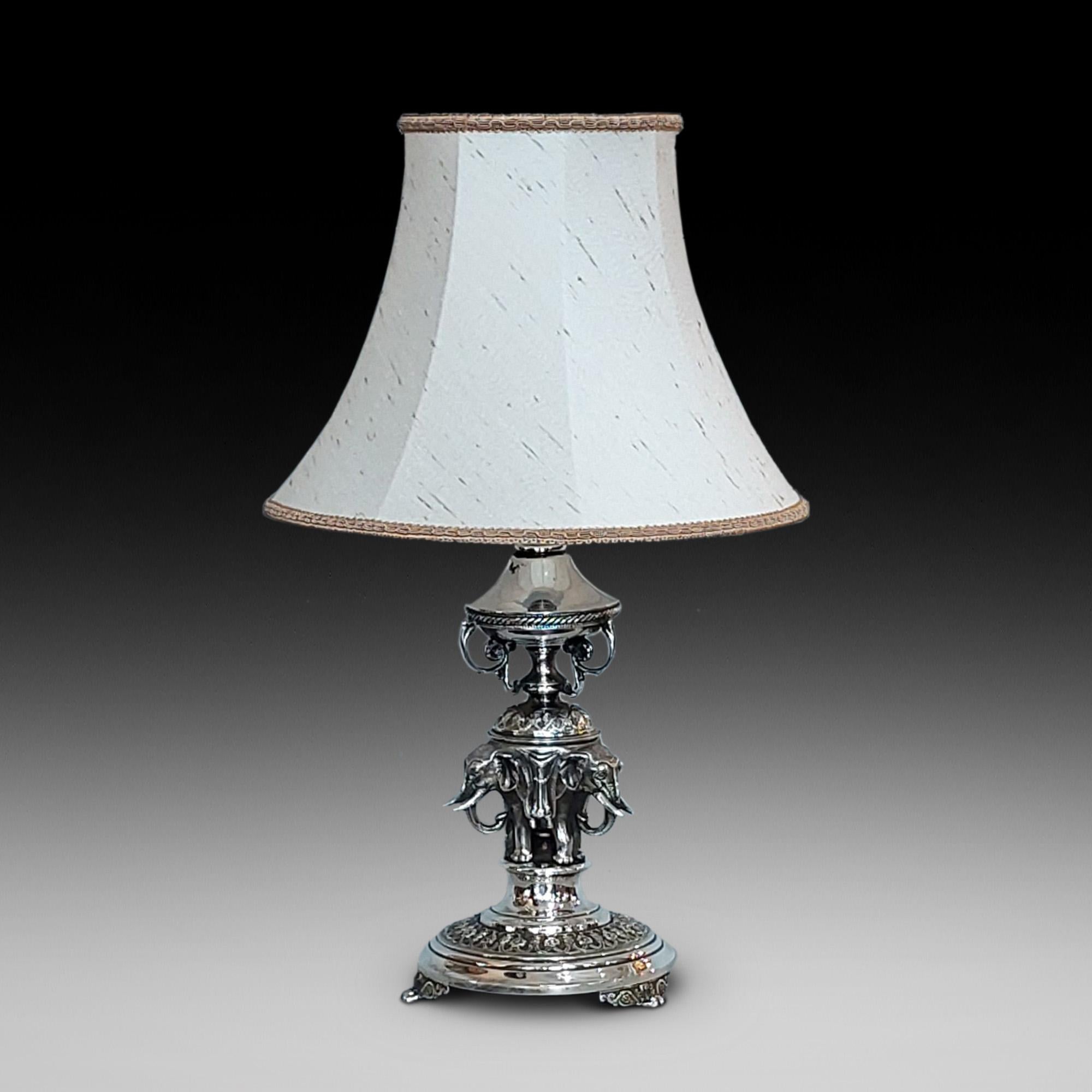 Angloindische versilberte Tischlampe (Indisch) im Angebot