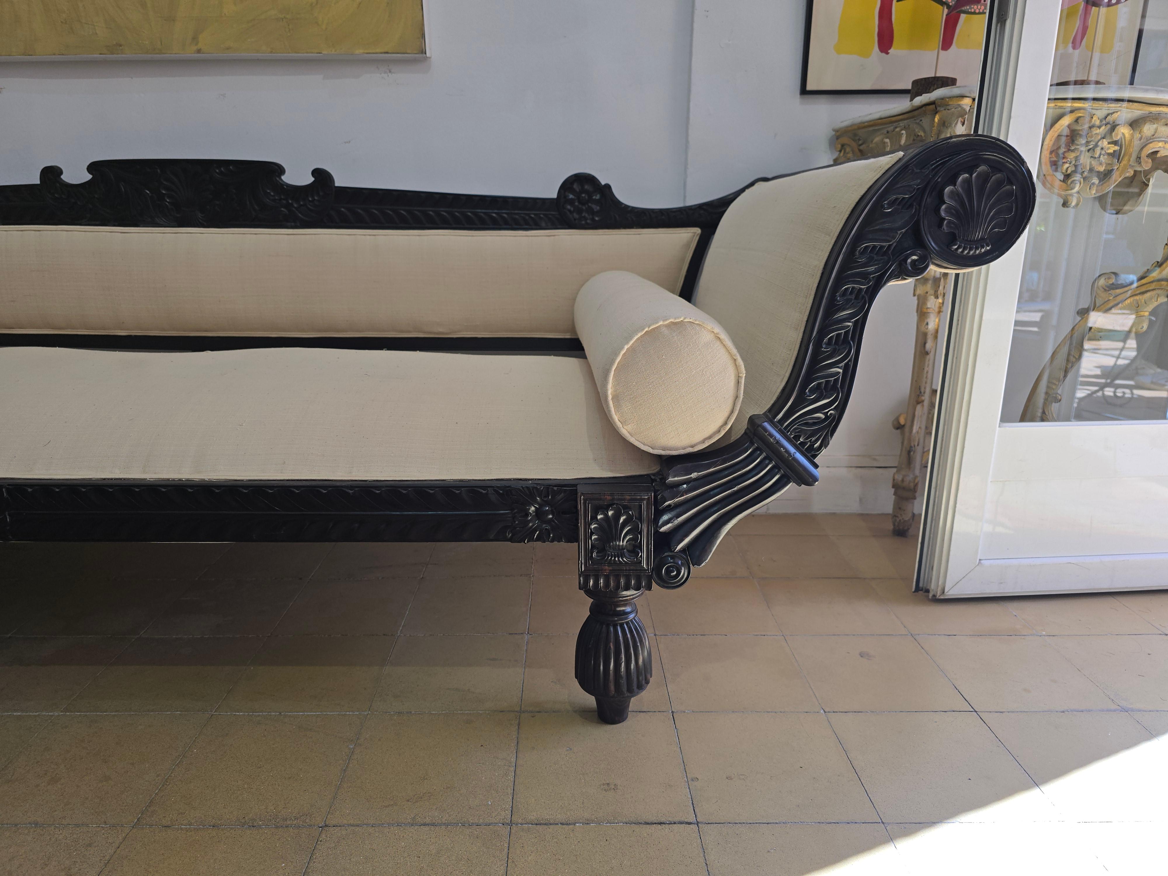 Sofá angloindio de ébano macizo, circa 1830 Finamente tallado y tapizado en venta 1