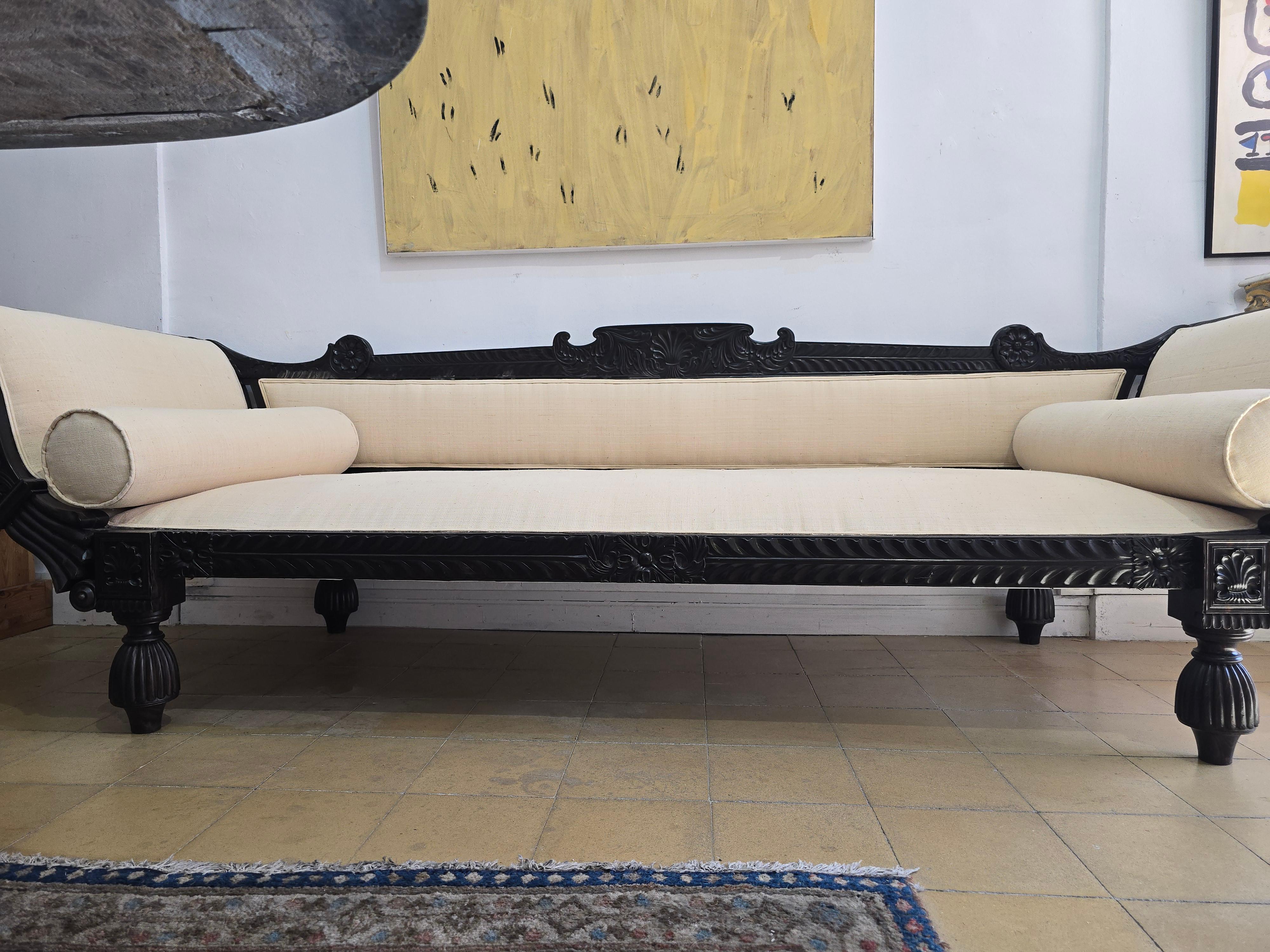 Sofá angloindio de ébano macizo, circa 1830 Finamente tallado y tapizado en venta 2