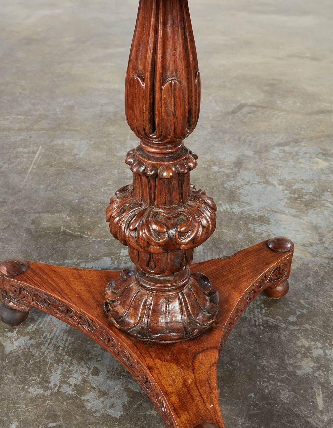 Mesa tallada en madera de palisandro de espécimen angloindio Indio en venta