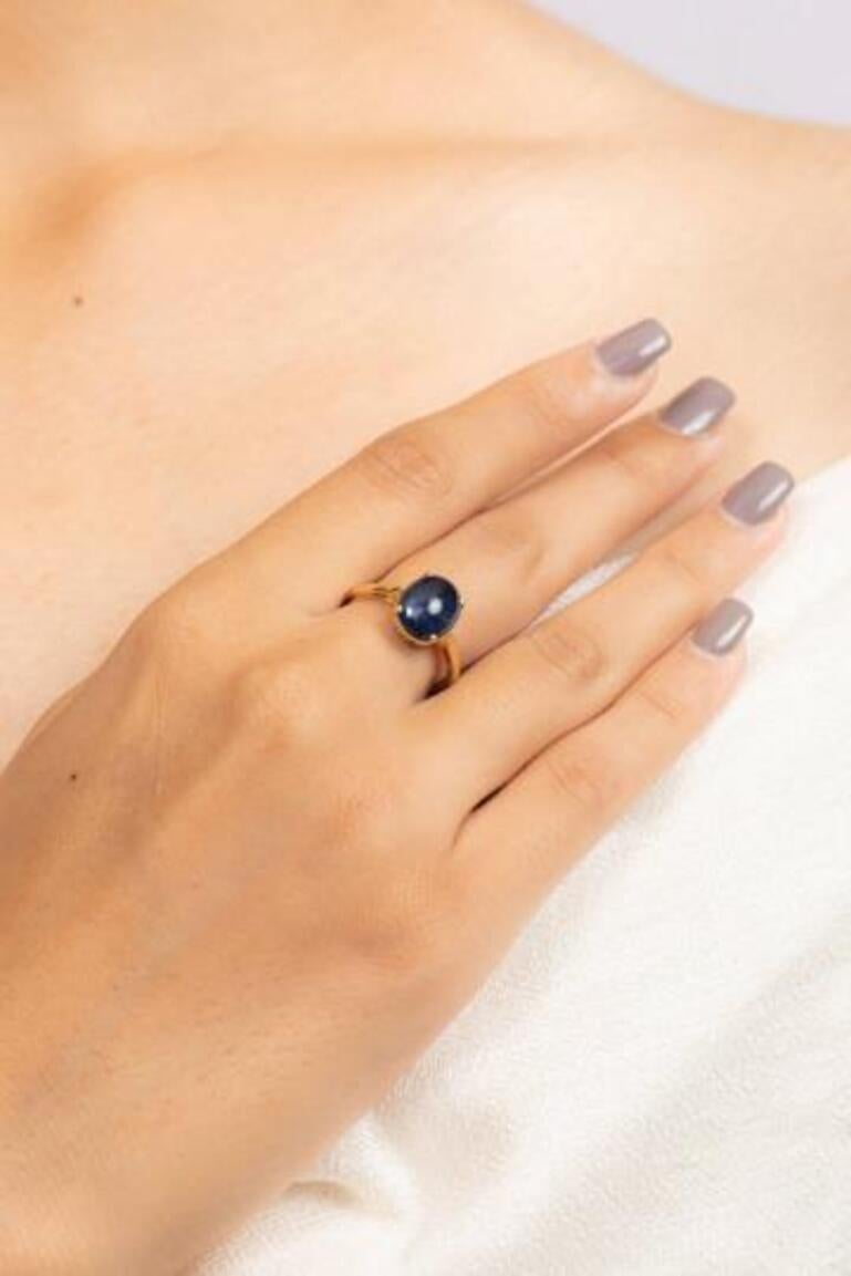 For Sale:  Anglo Indian Style 14K Yellow Gold Blue Sapphire Gemstone Ring 9