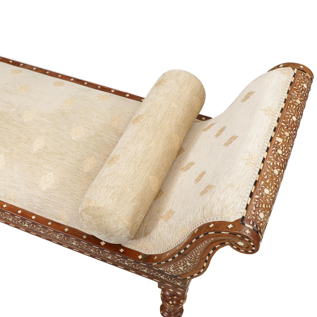 Banc de style anglo-indien avec incrustation géométrique Bon état - En vente à New York, NY