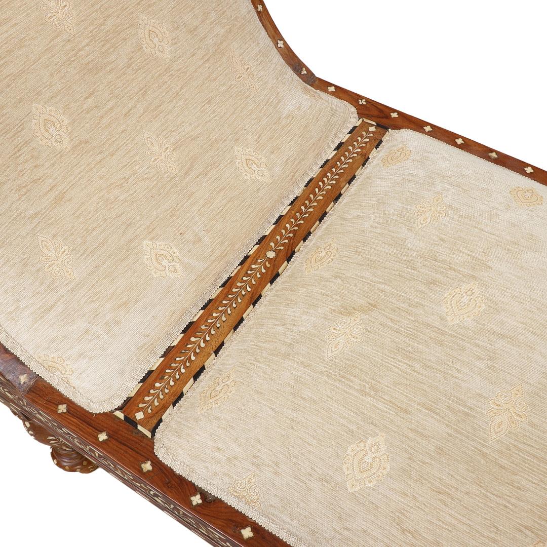 Tissu d'ameublement Banc de style anglo-indien avec incrustation géométrique en vente