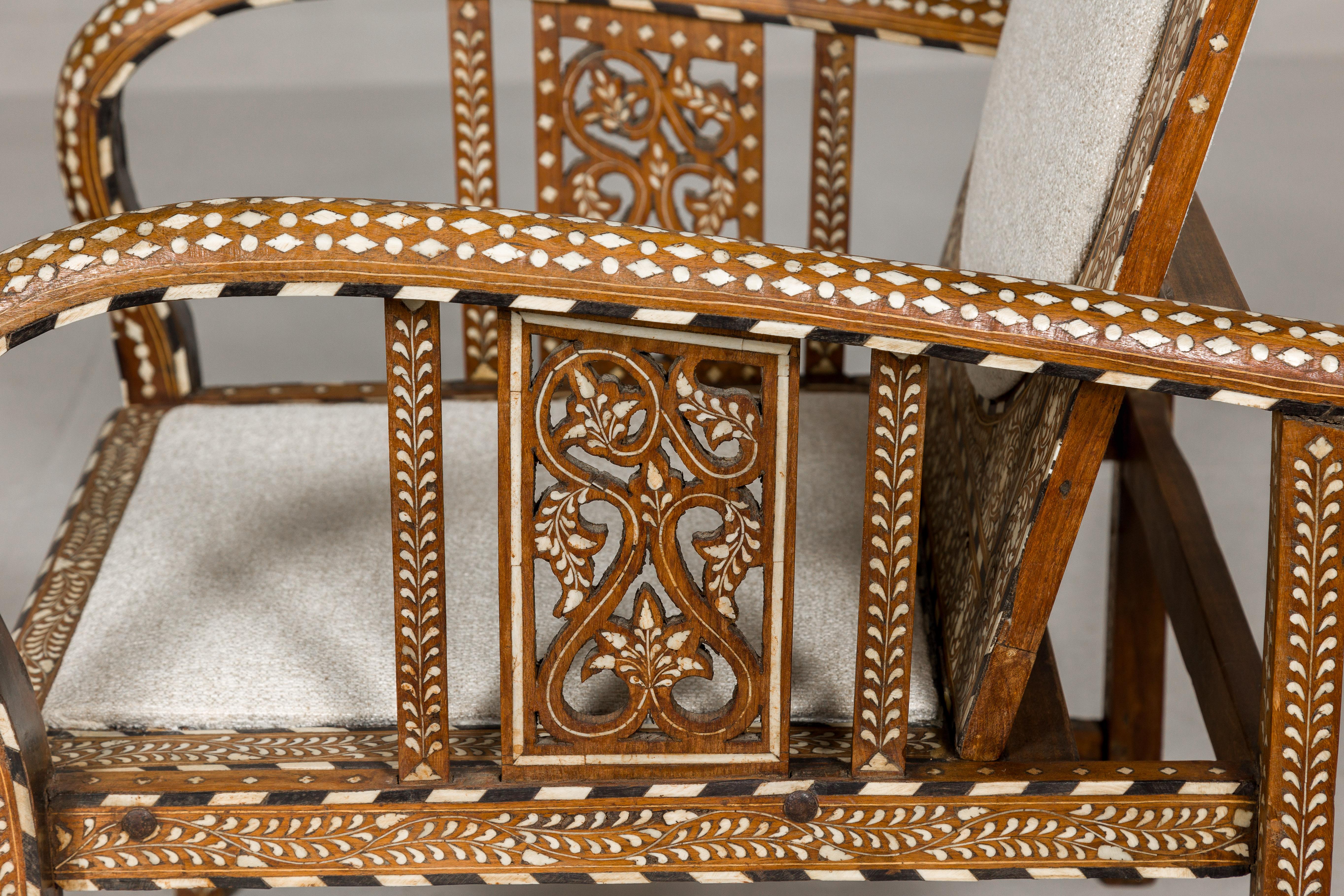 Sessel mit Knochenintarsien im anglo-indischen Stil mit faltbarer Rückenlehne und Loop-Armen im Angebot 6