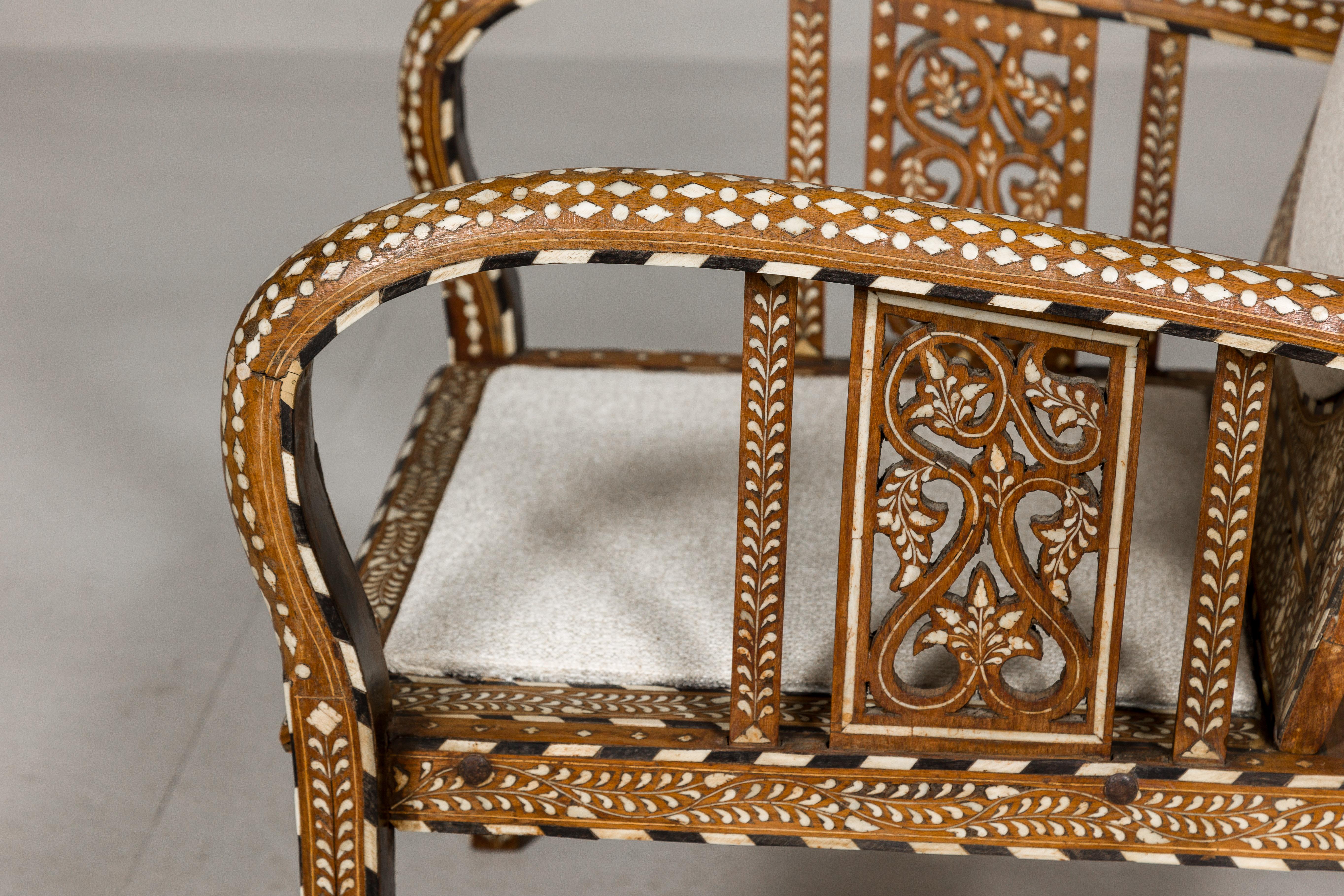 Sessel mit Knochenintarsien im anglo-indischen Stil mit faltbarer Rückenlehne und Loop-Armen im Angebot 7