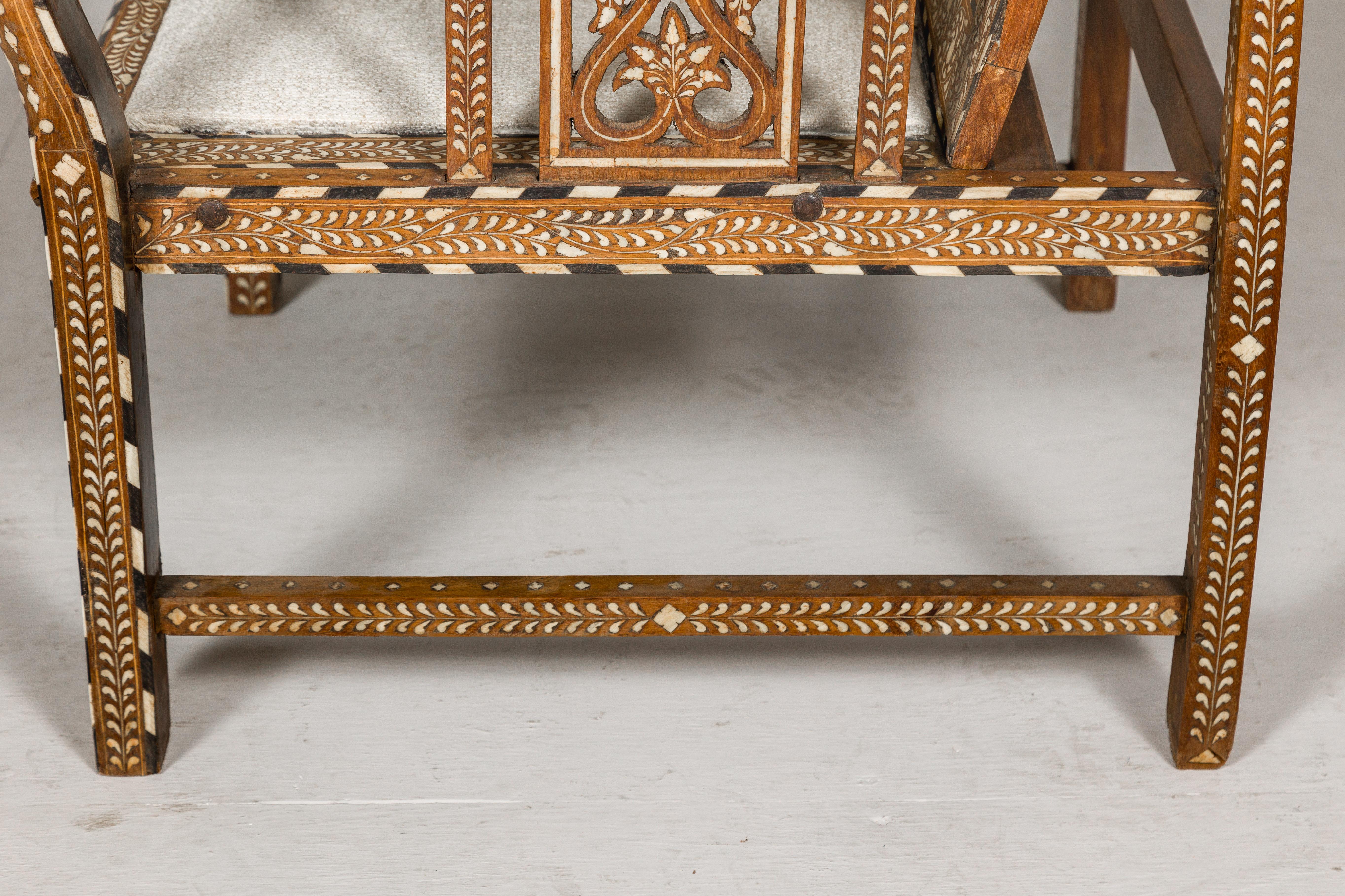 Sessel mit Knochenintarsien im anglo-indischen Stil mit faltbarer Rückenlehne und Loop-Armen im Angebot 8