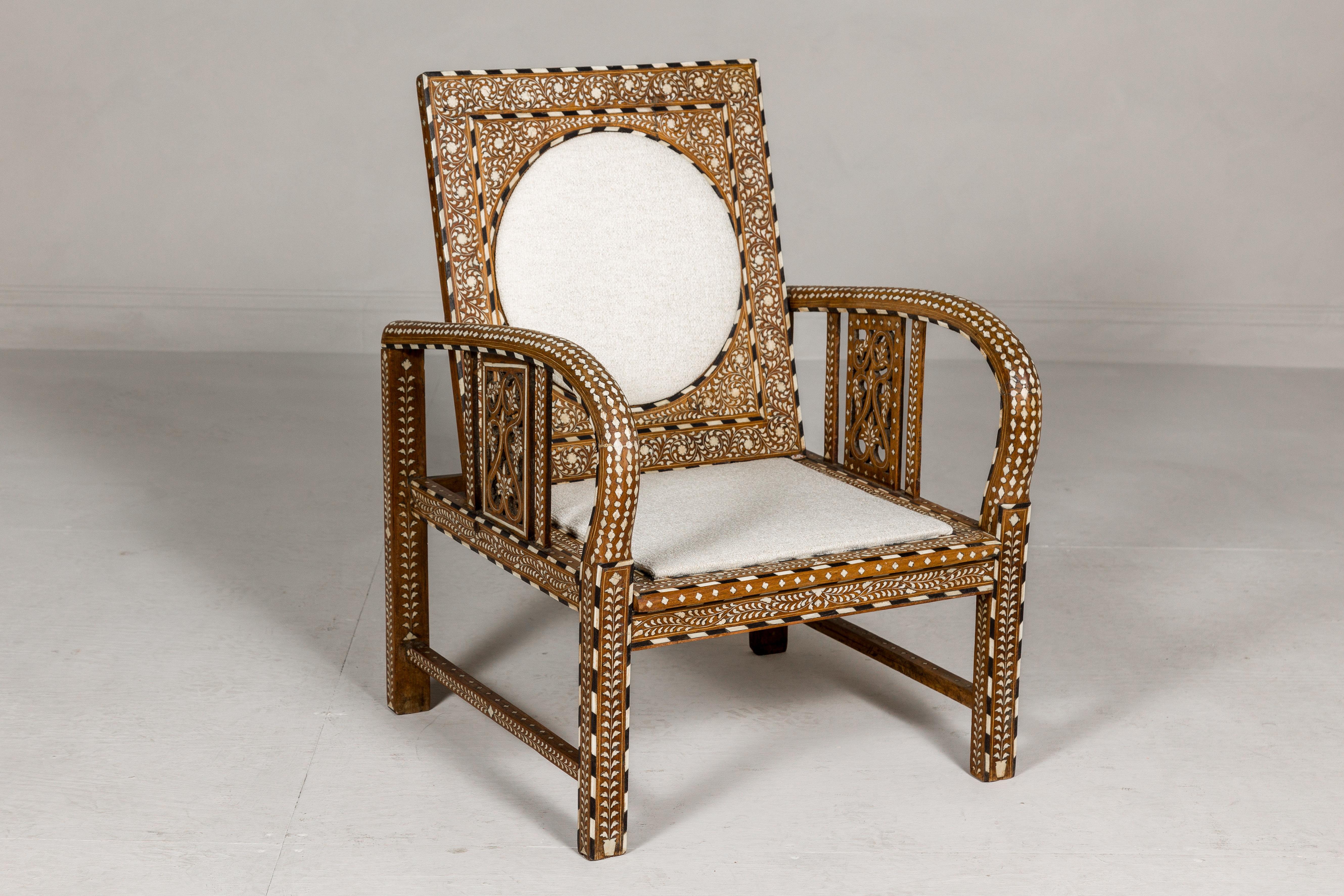 Sessel mit Knochenintarsien im anglo-indischen Stil mit faltbarer Rückenlehne und Loop-Armen (Anglo-indisch) im Angebot