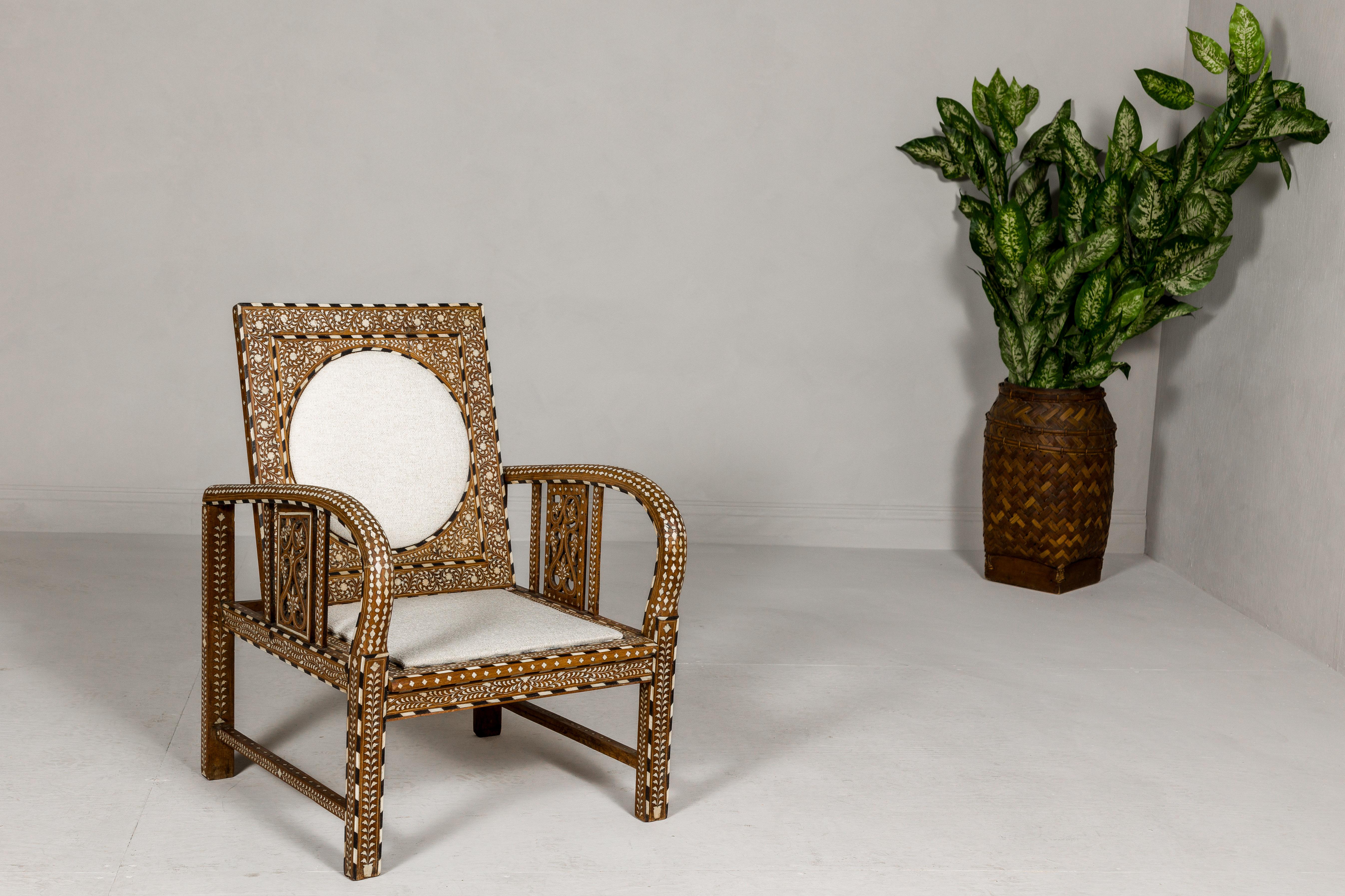 Sessel mit Knochenintarsien im anglo-indischen Stil mit faltbarer Rückenlehne und Loop-Armen (Intarsie) im Angebot