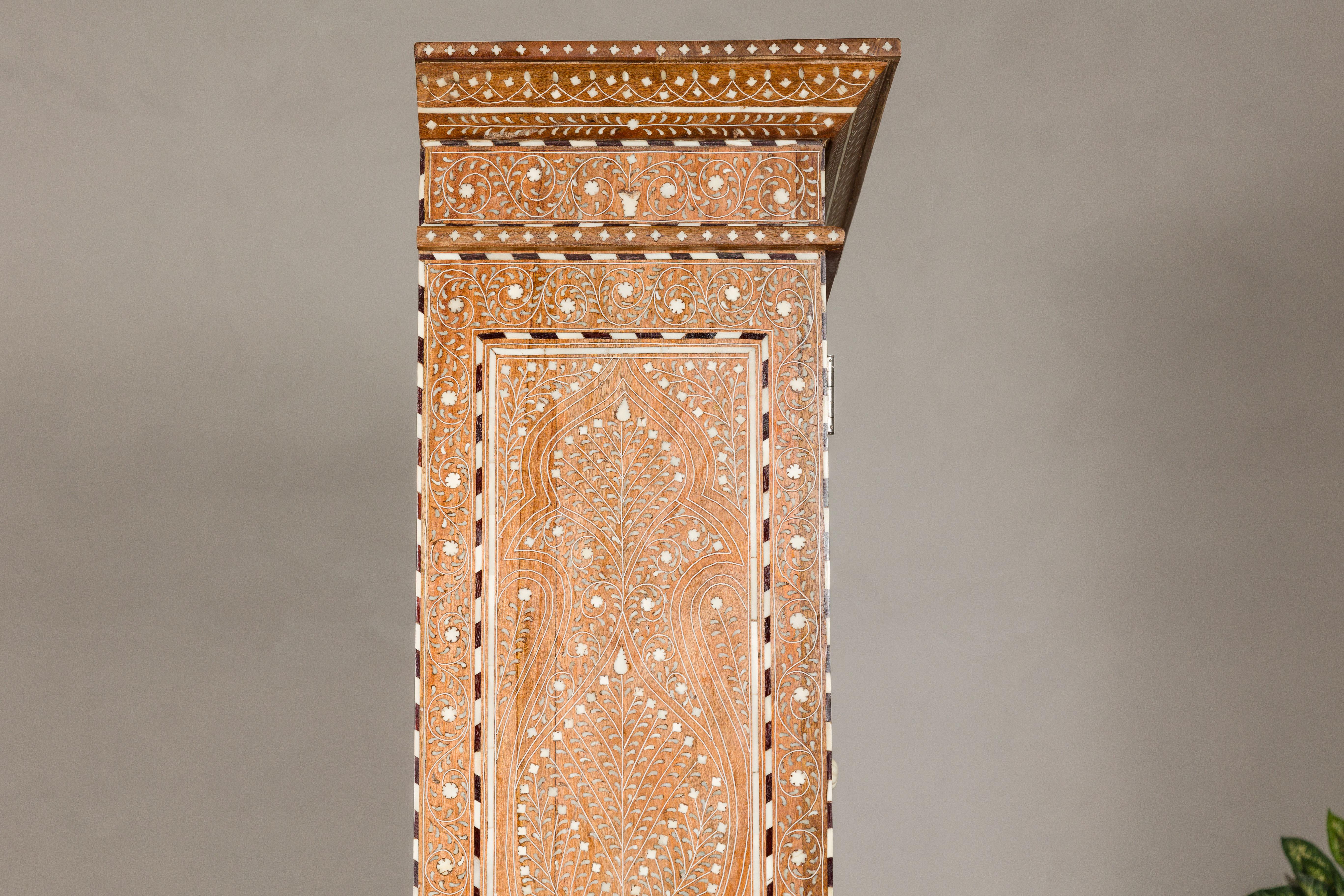 Buffet à deux corps de style anglo-indien avec incrustation d'os à motifs floraux abondants 6