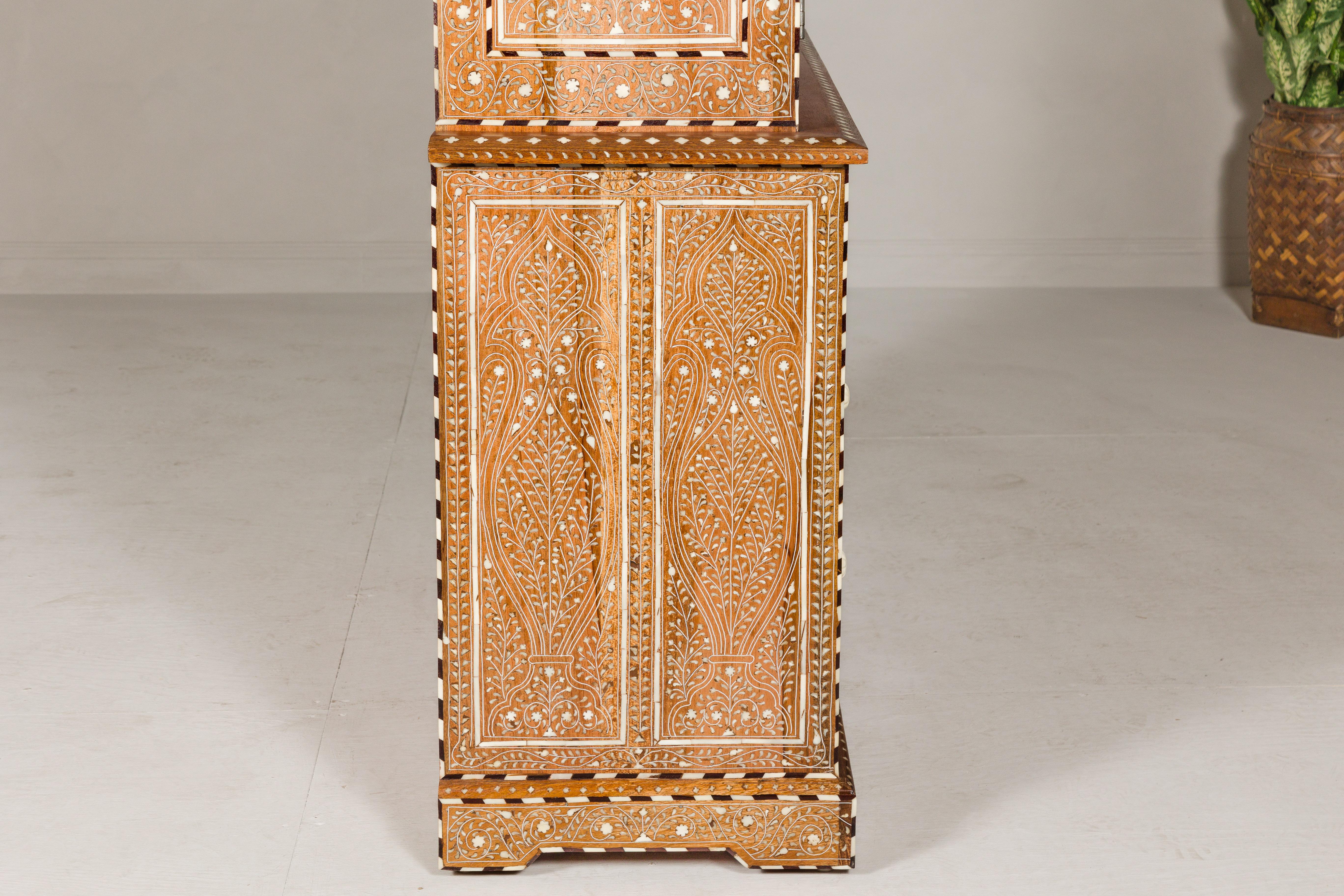 Buffet à deux corps de style anglo-indien avec incrustation d'os à motifs floraux abondants 7