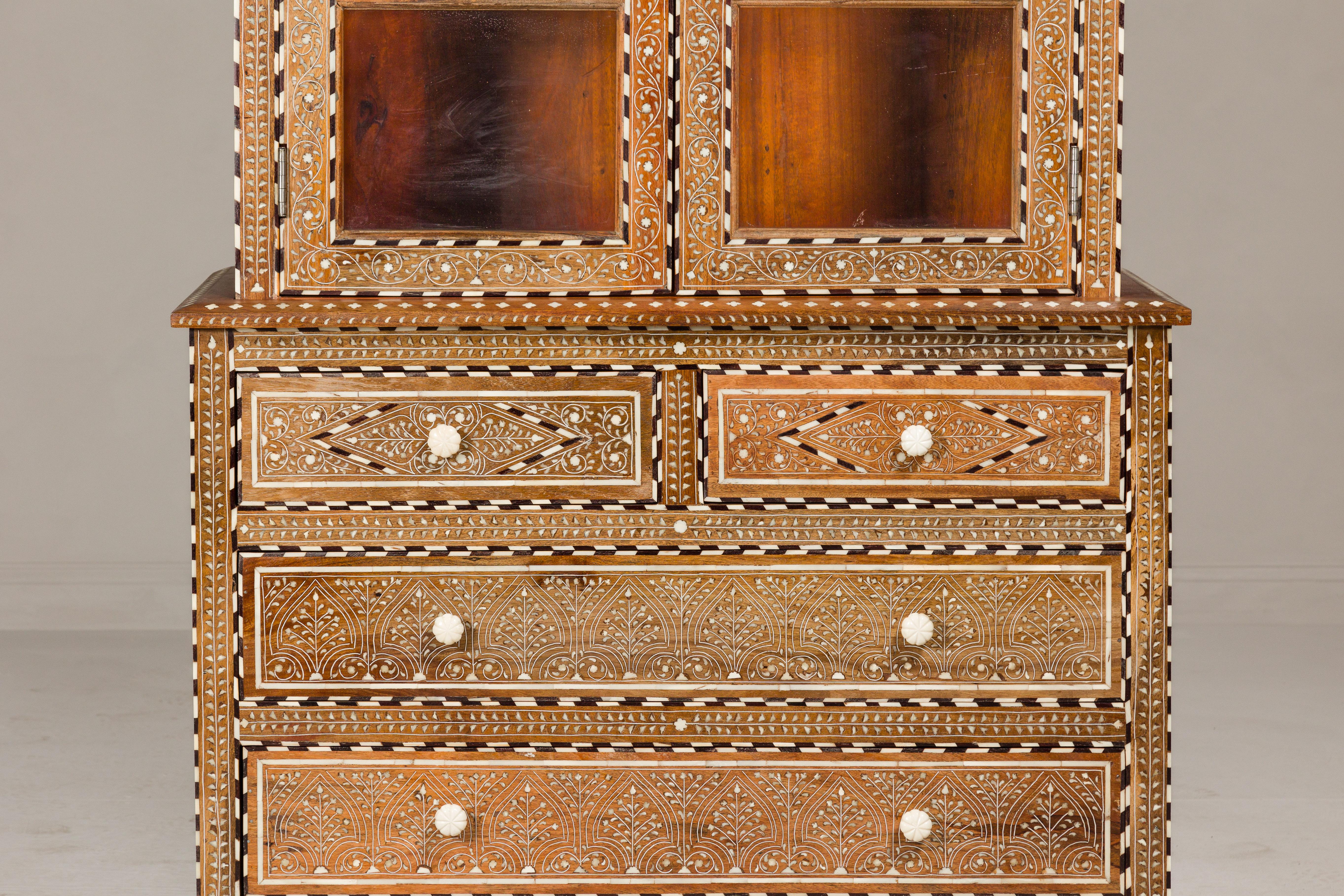 XXIe siècle et contemporain Buffet à deux corps de style anglo-indien avec incrustation d'os à motifs floraux abondants