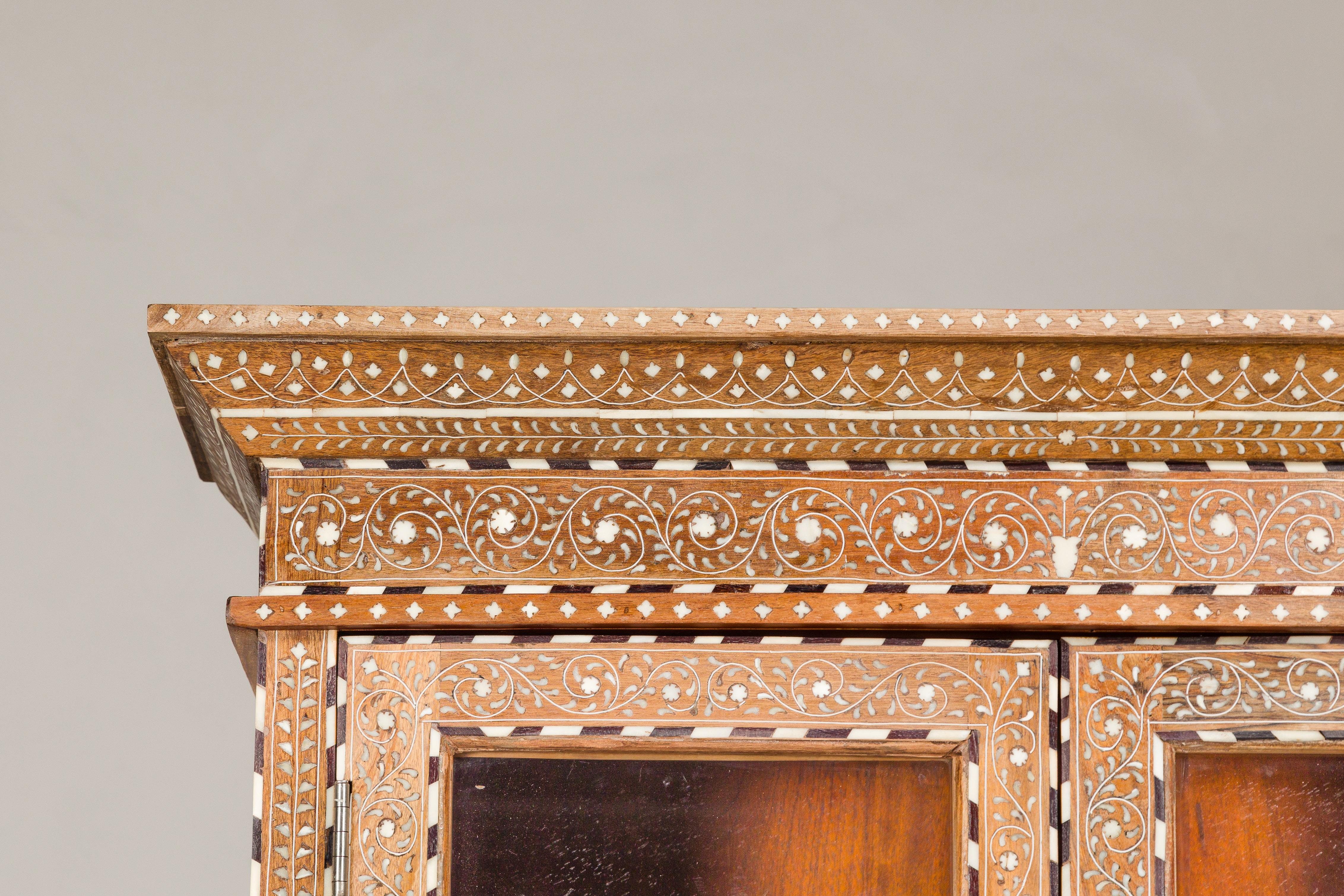 Buffet à deux corps de style anglo-indien avec incrustation d'os à motifs floraux abondants 1