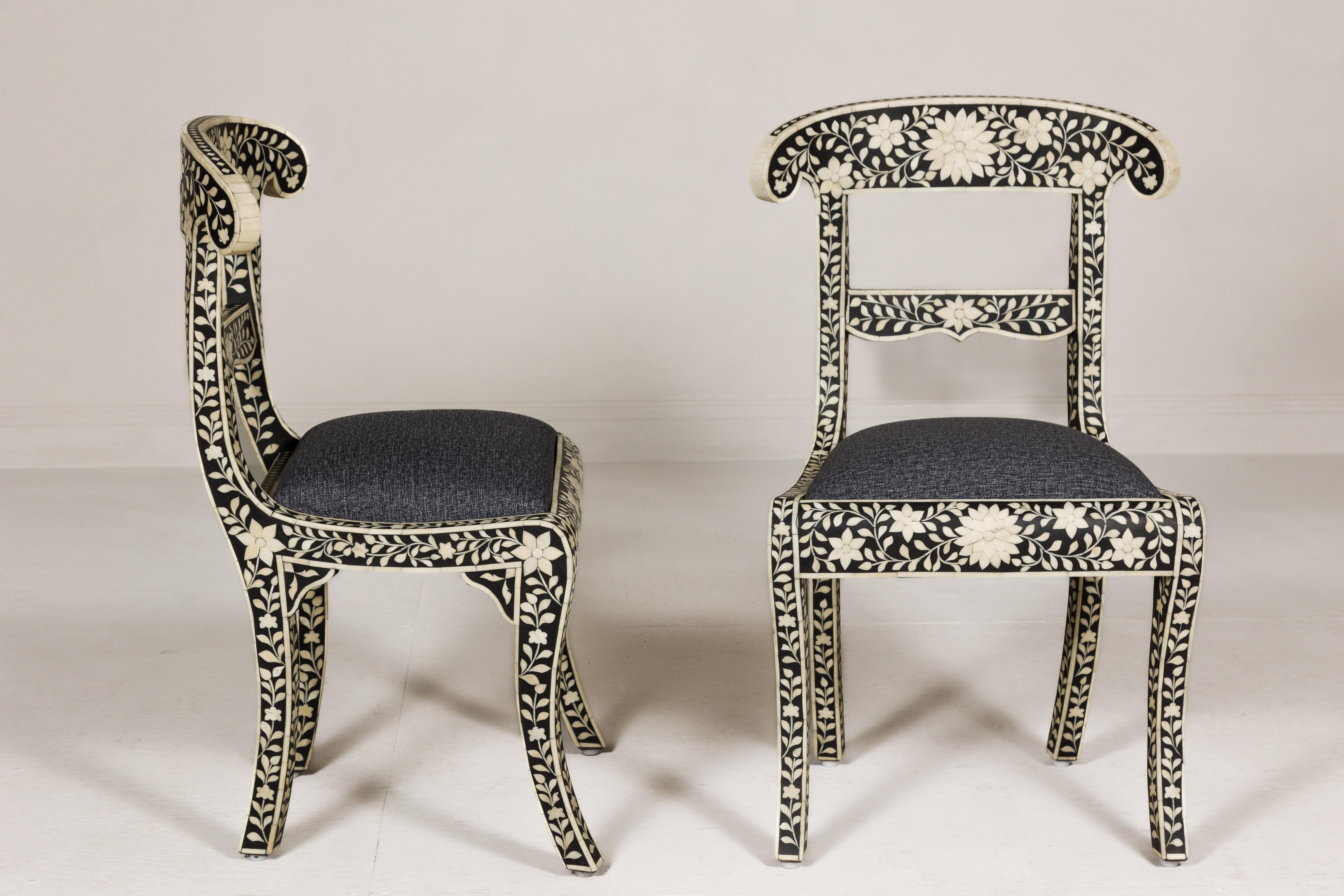 XXIe siècle et contemporain Paire de chaises d'appoint de style anglo-indien en bois d'ébène avec incrustation d'os à thème floral en vente