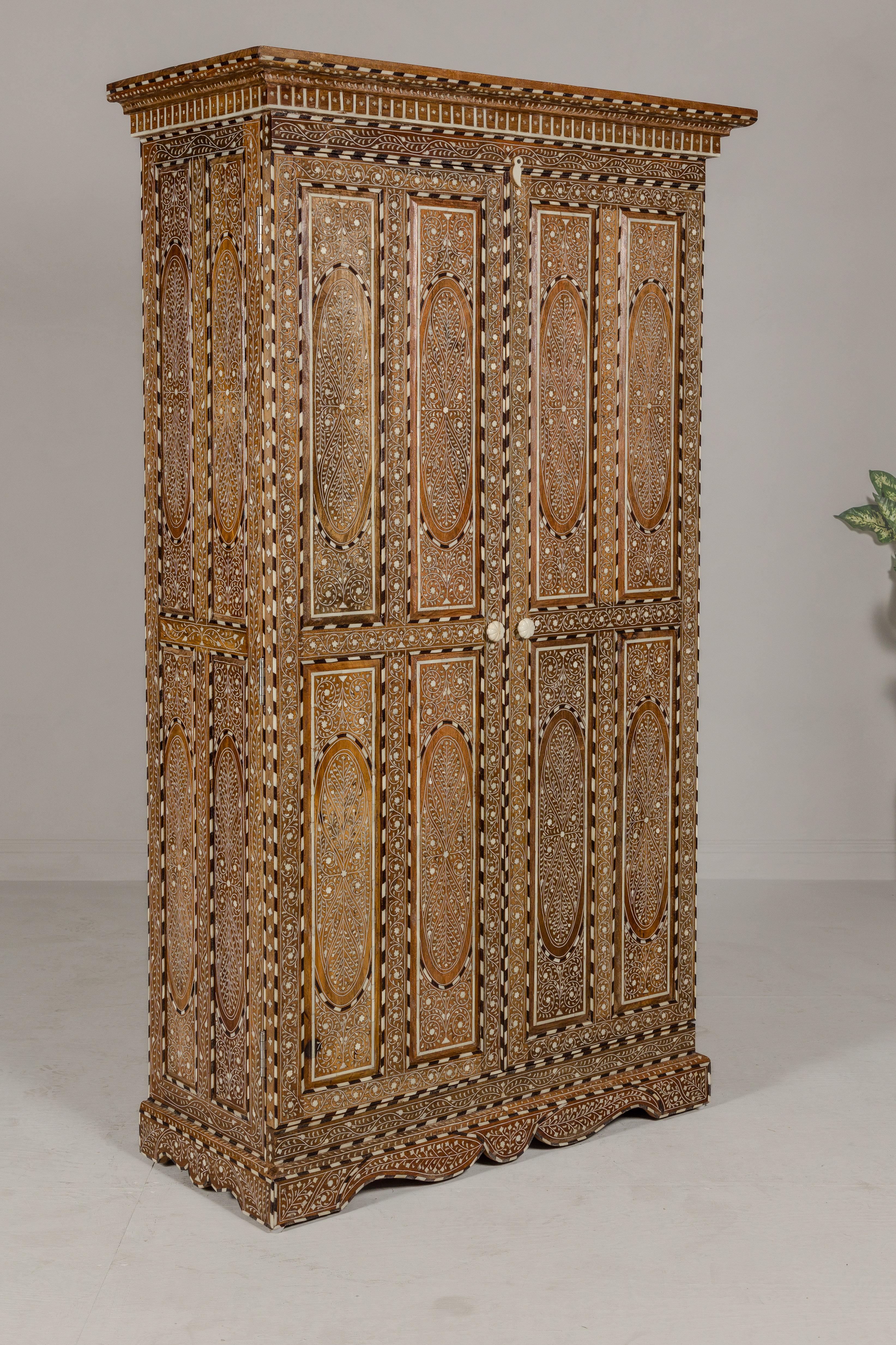 Armoire haute en bois de manguier de style anglo-indien avec décor incrusté d'os à motifs floraux en vente 3