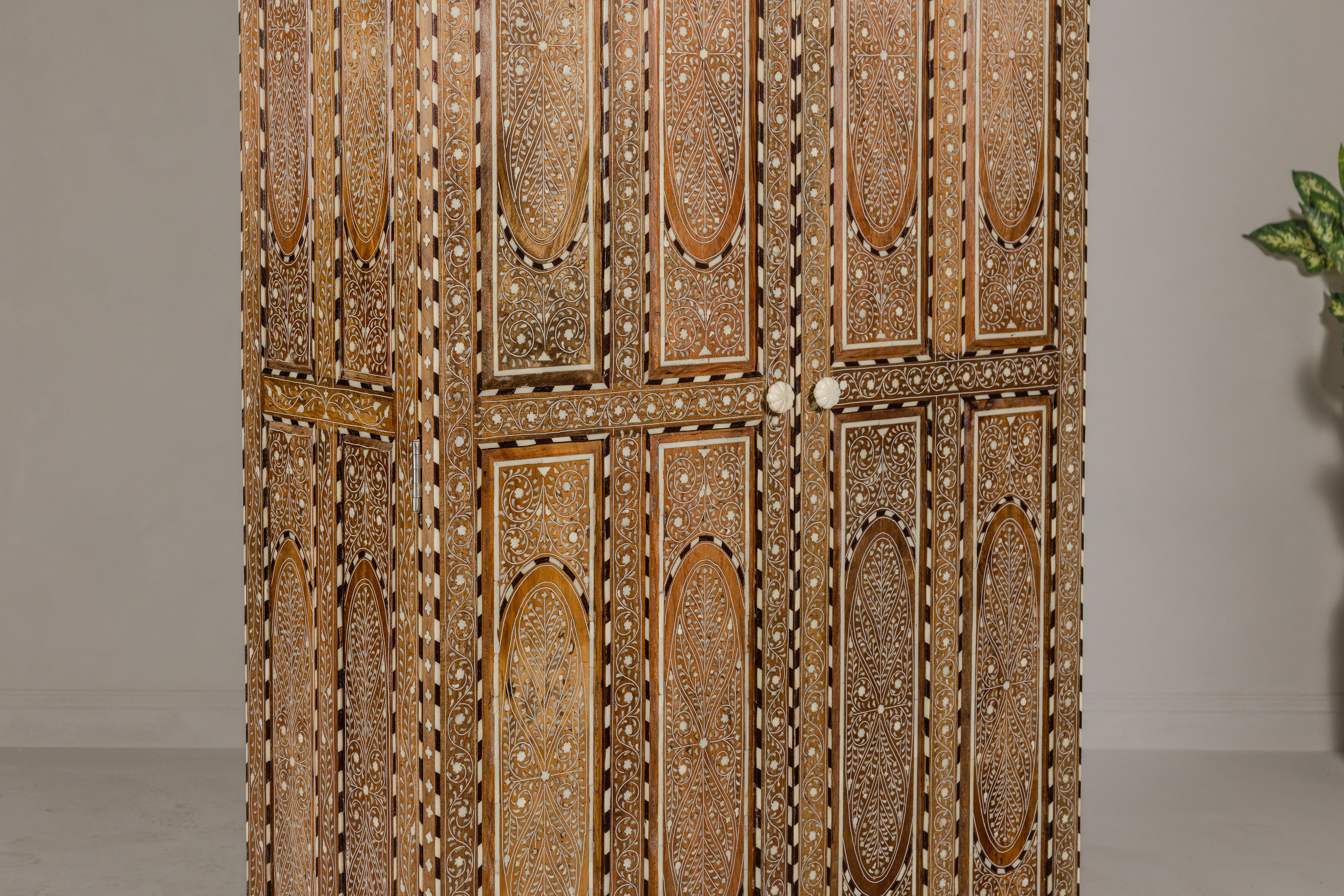 Armoire haute en bois de manguier de style anglo-indien avec décor incrusté d'os à motifs floraux en vente 5