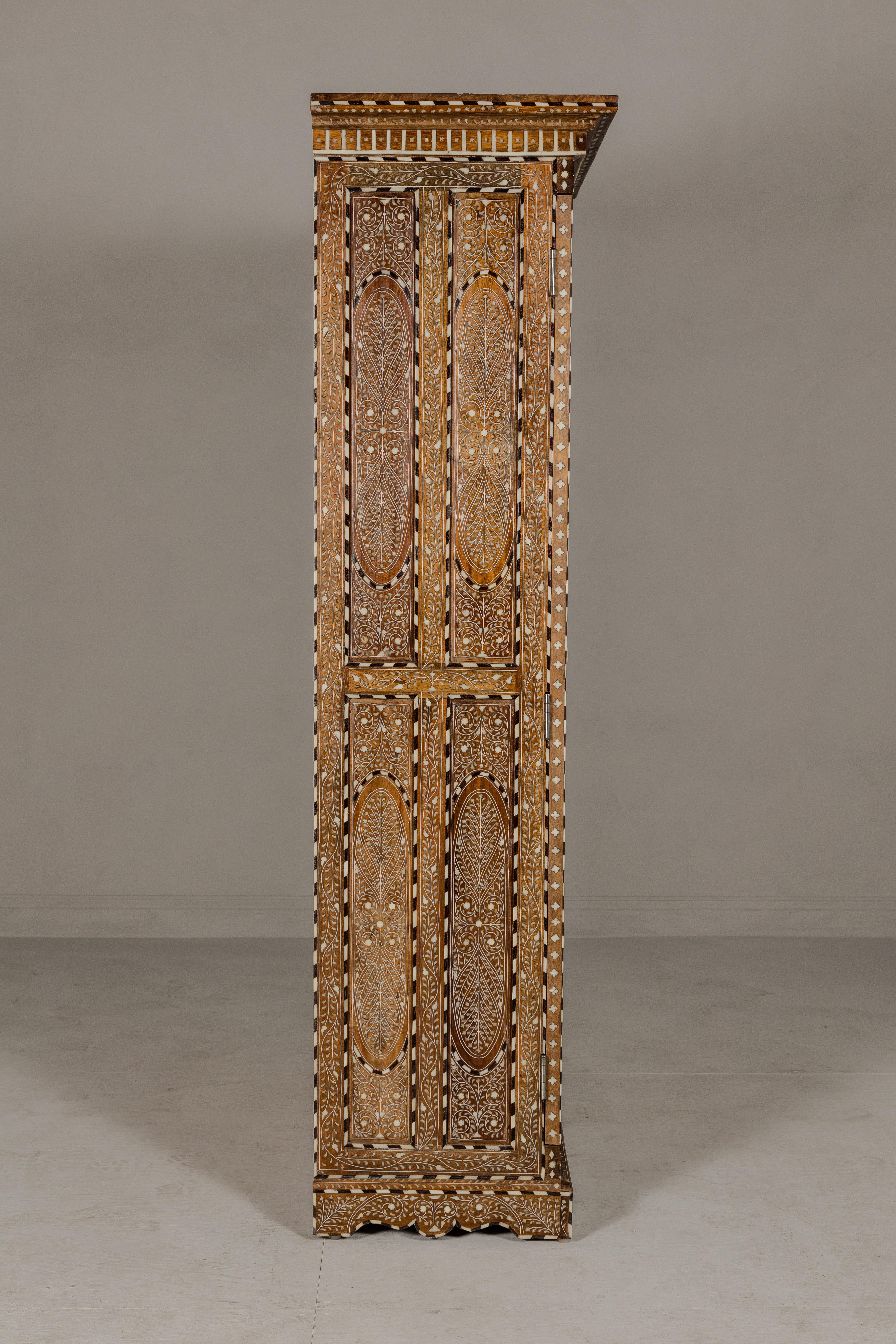 Armoire haute en bois de manguier de style anglo-indien avec décor incrusté d'os à motifs floraux en vente 8