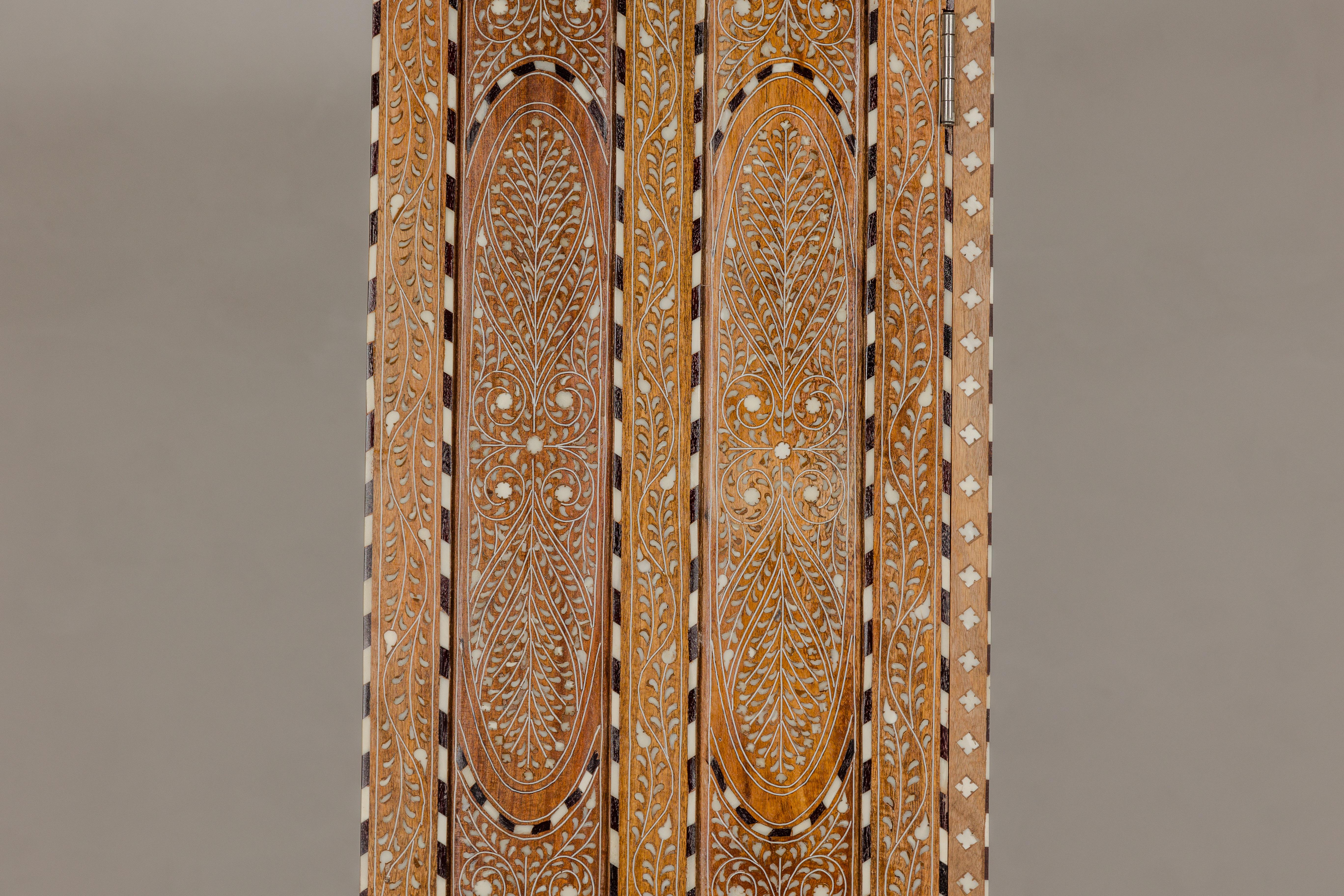 Armoire haute en bois de manguier de style anglo-indien avec décor incrusté d'os à motifs floraux en vente 9