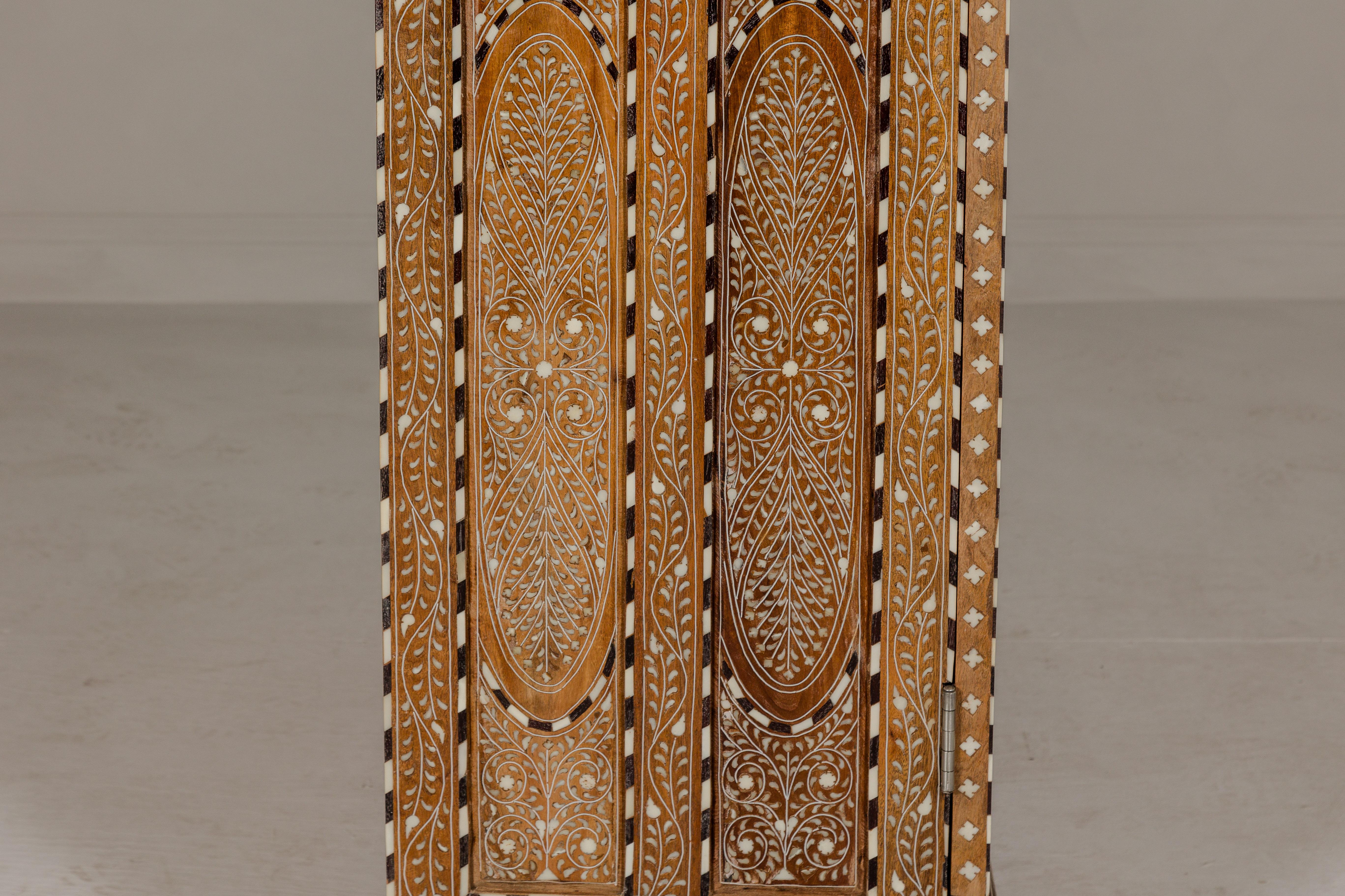 Armoire haute en bois de manguier de style anglo-indien avec décor incrusté d'os à motifs floraux en vente 10