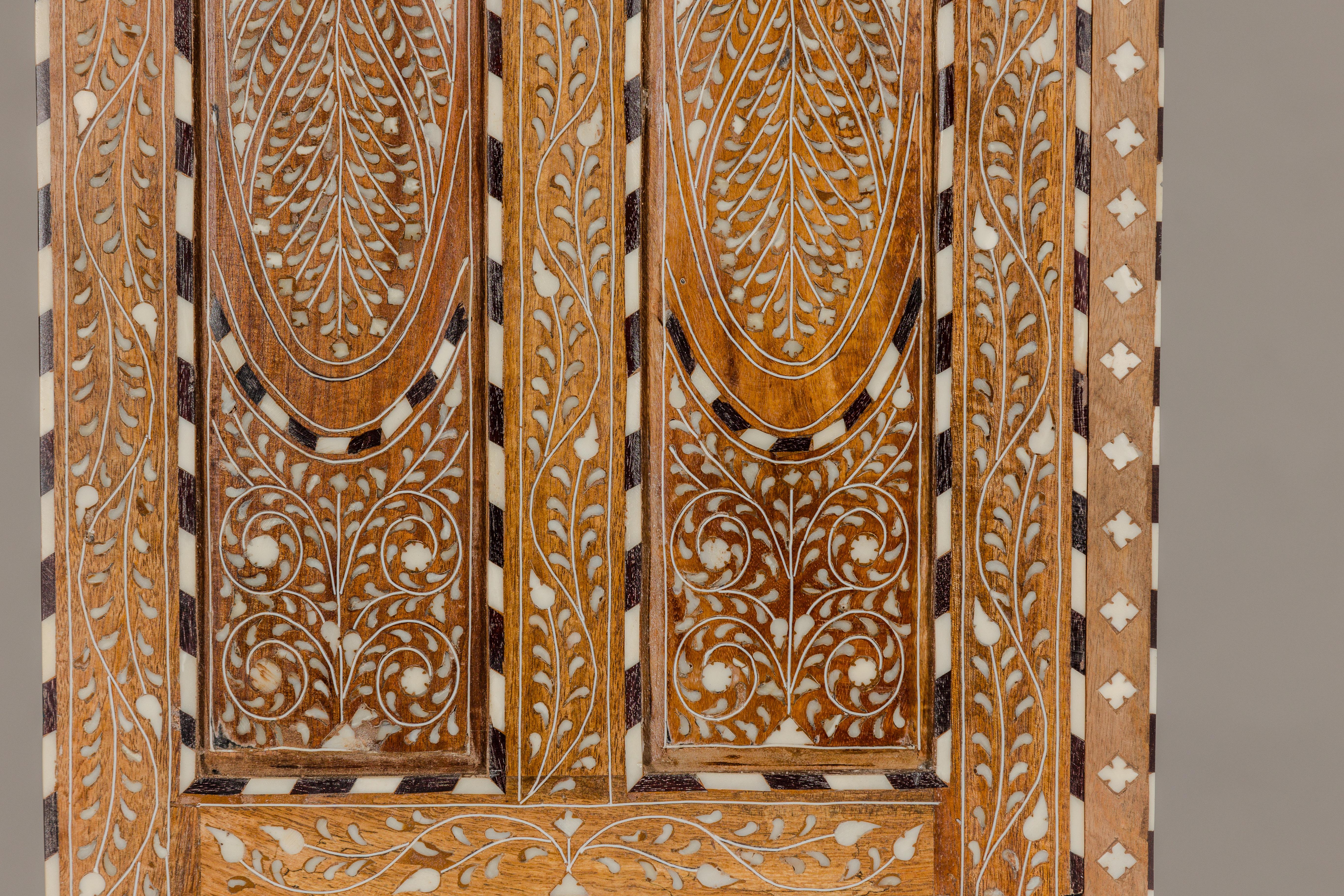 Armoire haute en bois de manguier de style anglo-indien avec décor incrusté d'os à motifs floraux en vente 11