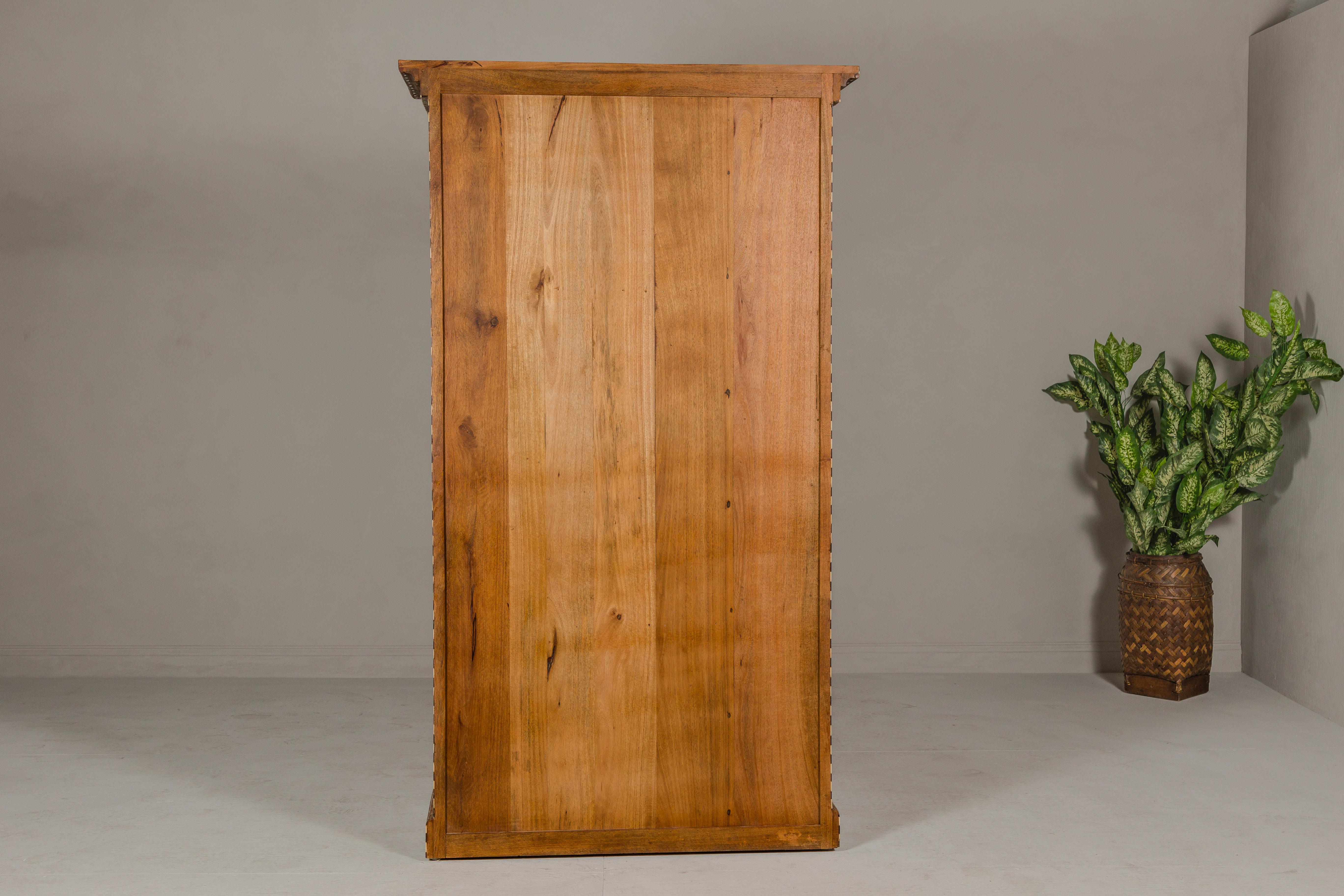 Armoire haute en bois de manguier de style anglo-indien avec décor incrusté d'os à motifs floraux en vente 12