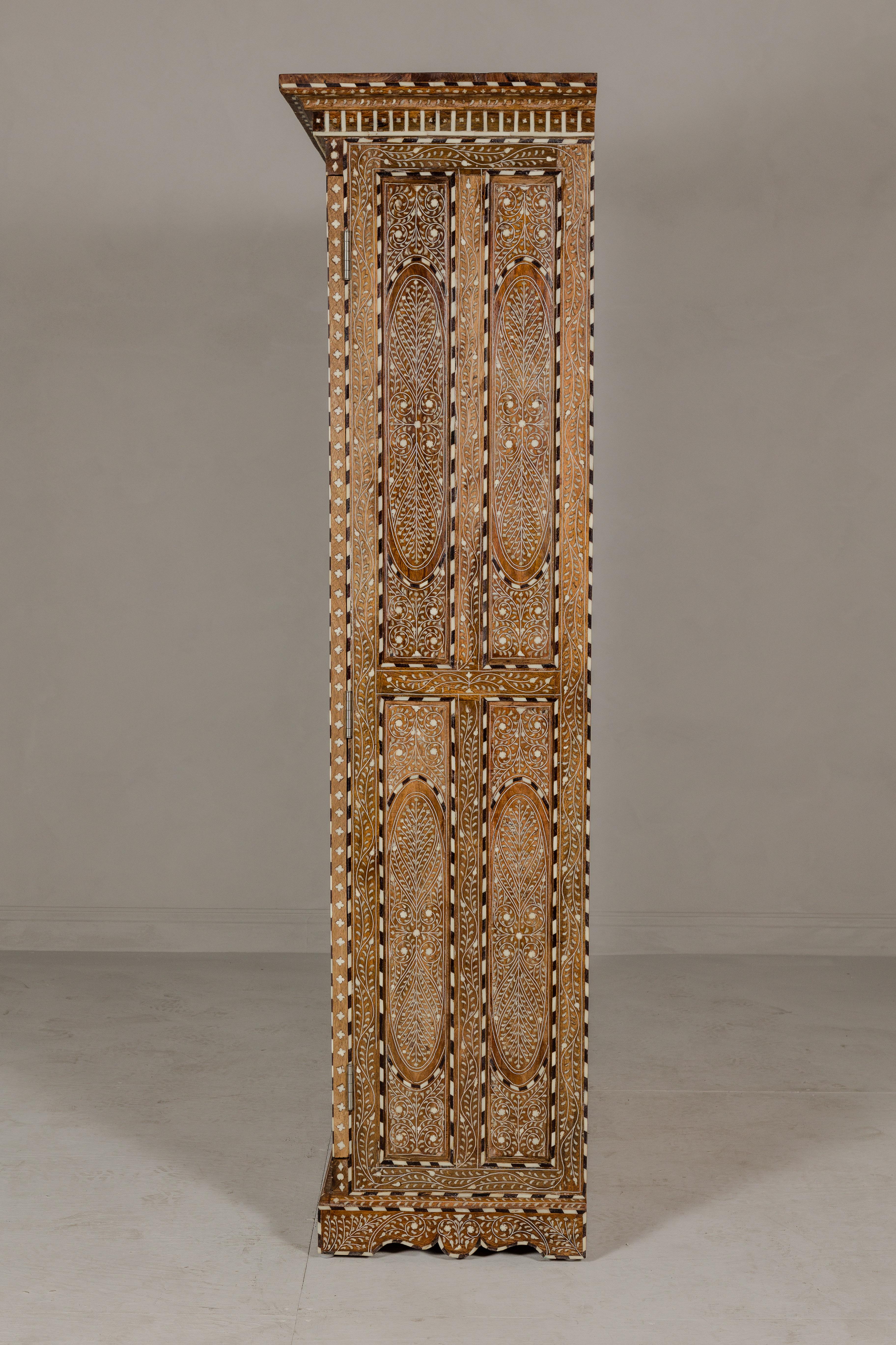 Armoire haute en bois de manguier de style anglo-indien avec décor incrusté d'os à motifs floraux en vente 13