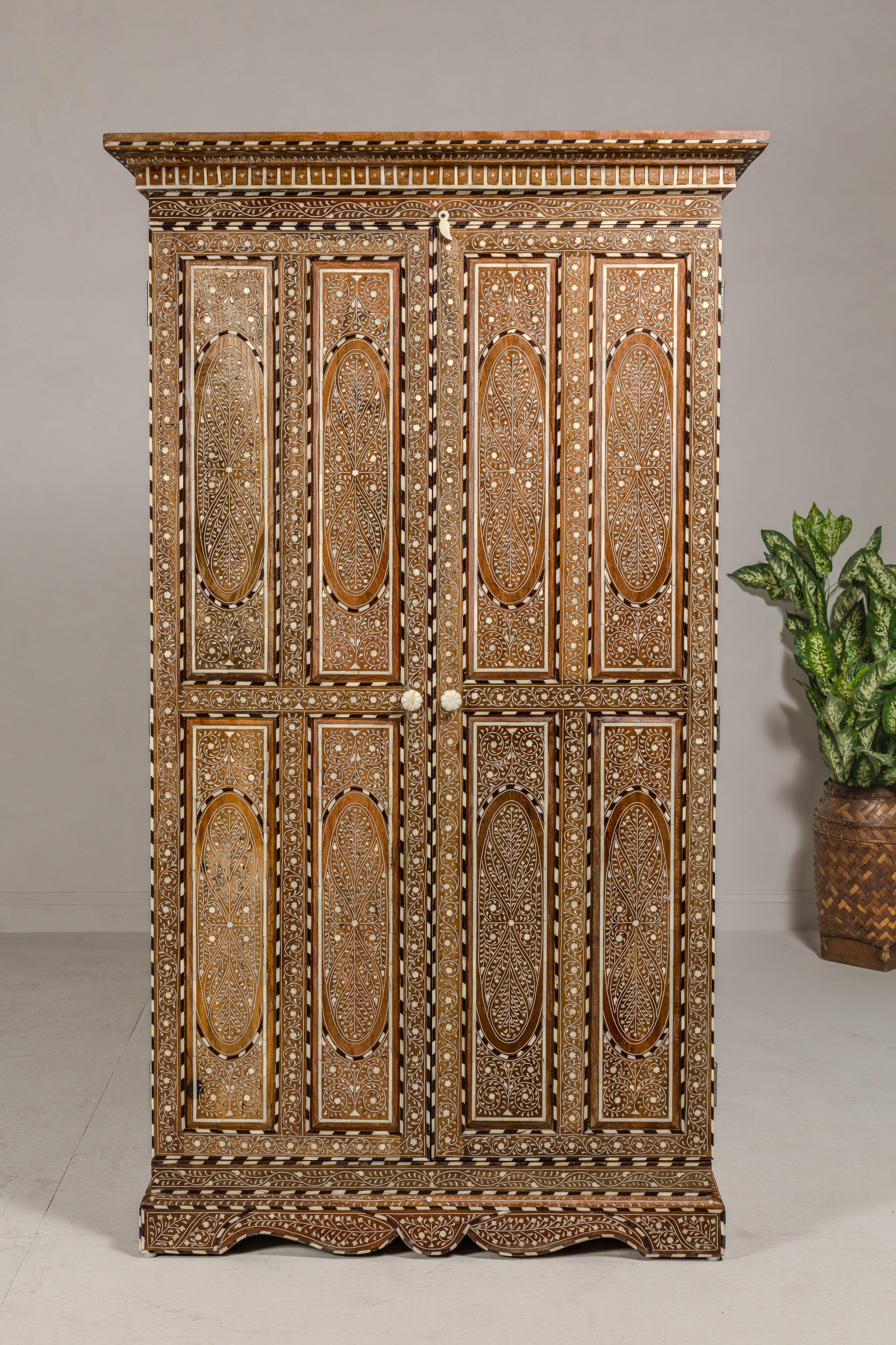Incrusté Armoire haute en bois de manguier de style anglo-indien avec décor incrusté d'os à motifs floraux en vente