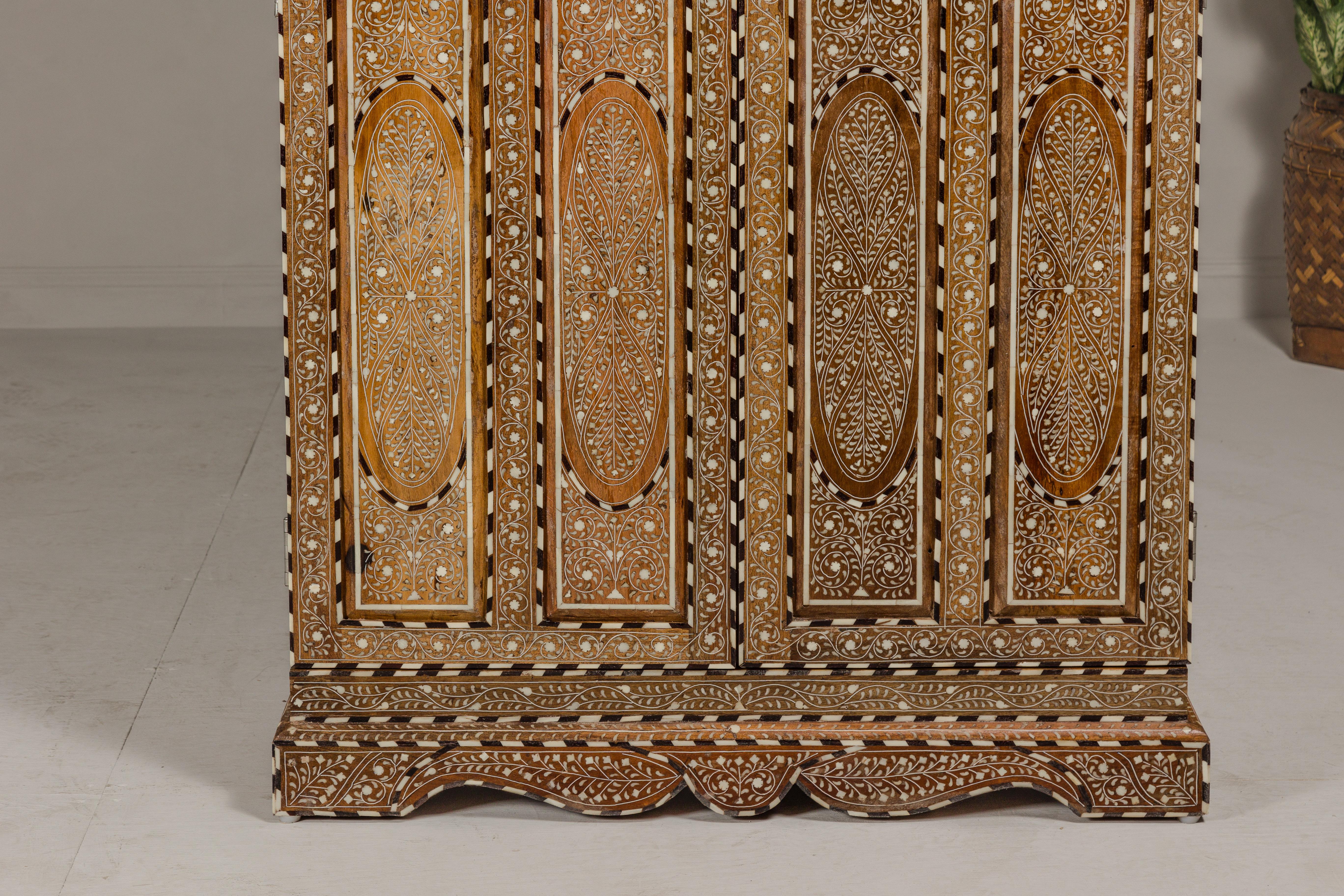 Os Armoire haute en bois de manguier de style anglo-indien avec décor incrusté d'os à motifs floraux en vente