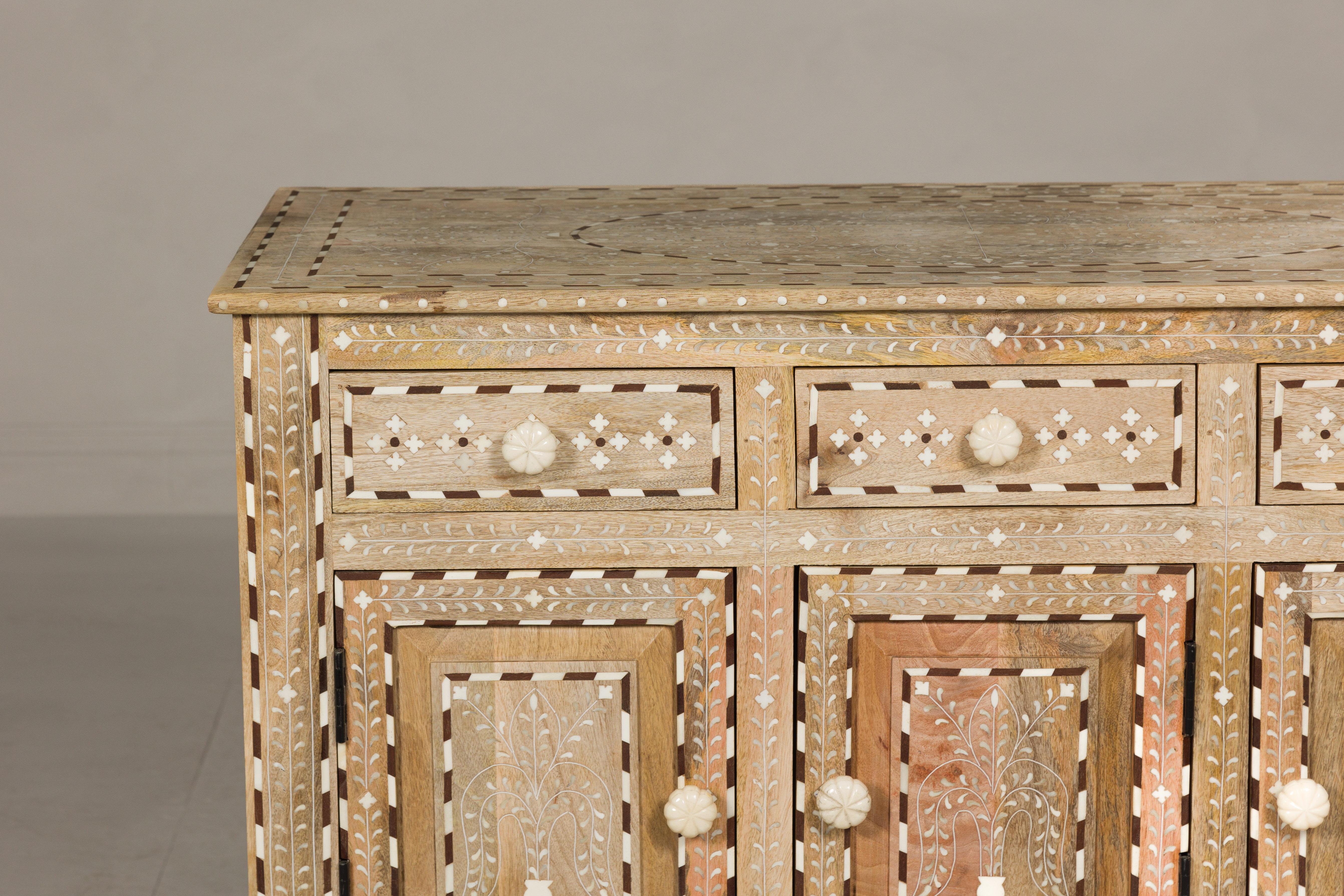 Mango-Holz-Buffet im anglo-indischen Stil mit geometrischer Knochen-Intarsien (21. Jahrhundert und zeitgenössisch) im Angebot